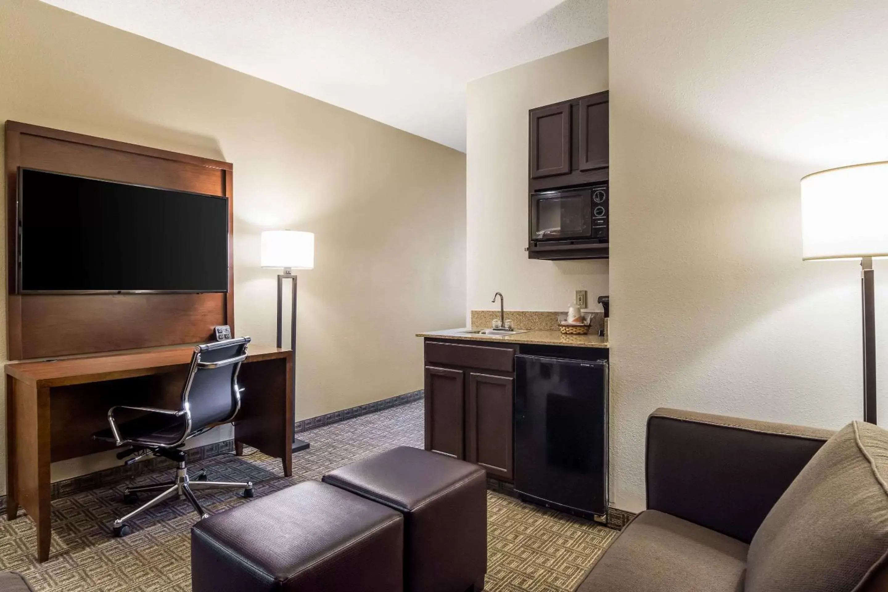 Photo of the whole room, TV/Entertainment Center in Comfort Suites