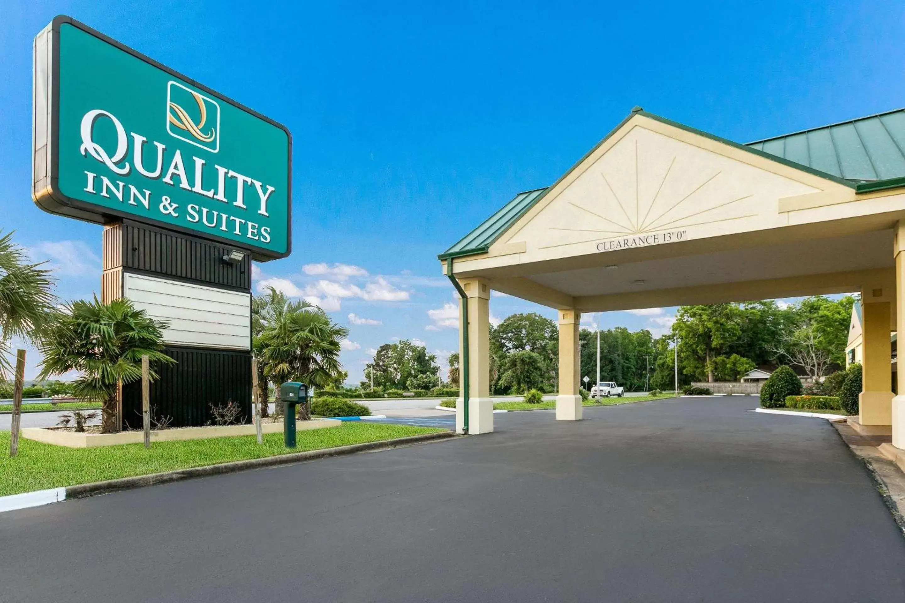 Property building, Property Logo/Sign in Quality Inn & Suites Eufaula