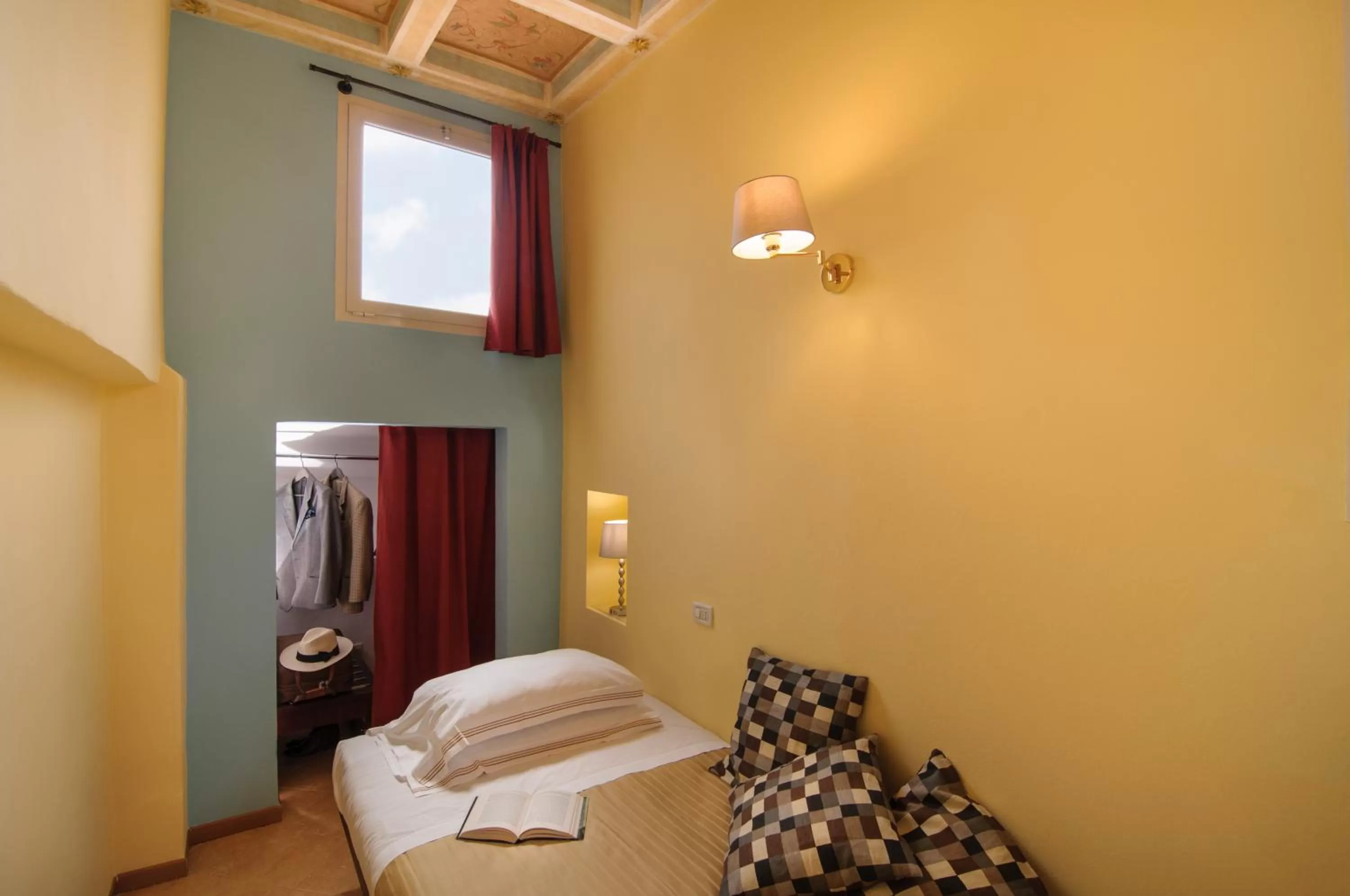 Day, Bed in Hotel Cardinal of Florence - recommended for ages 25 to 55