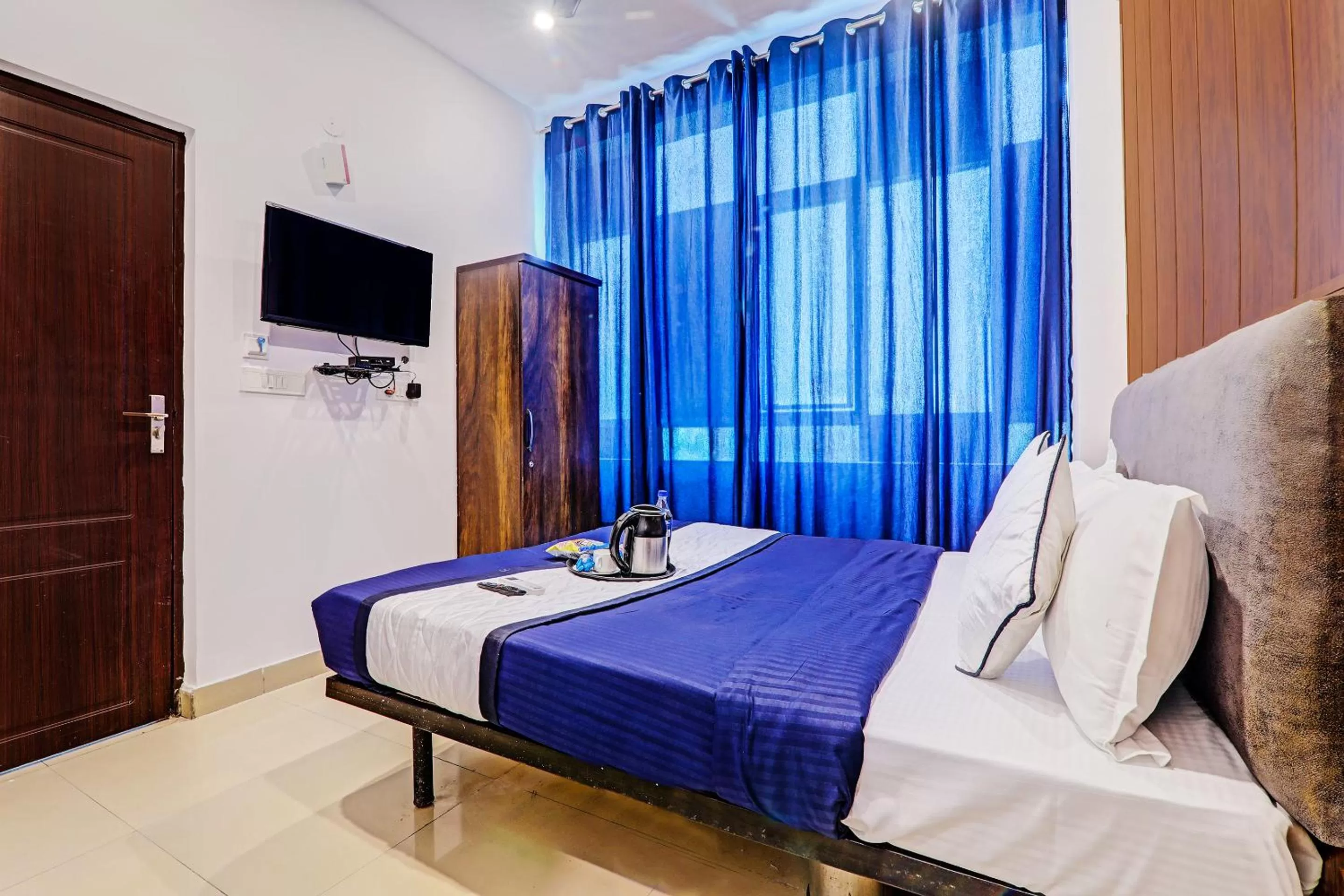 Communal lounge/ TV room, Bed in Hotel Agoura Prime