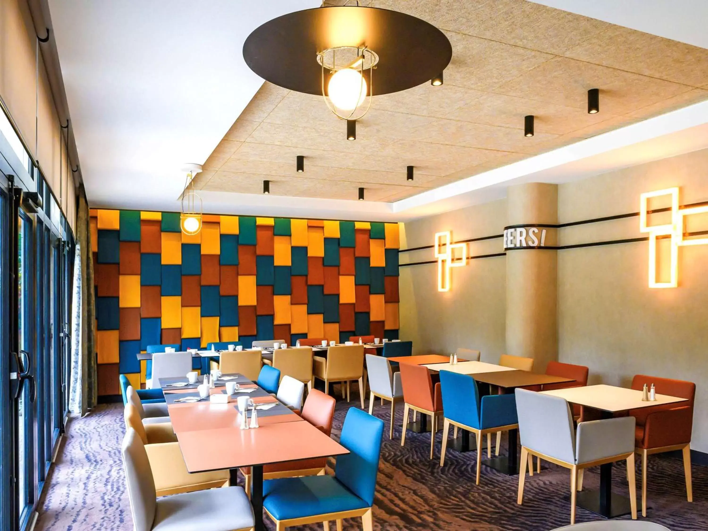 Restaurant/Places to Eat in Novotel Beaune