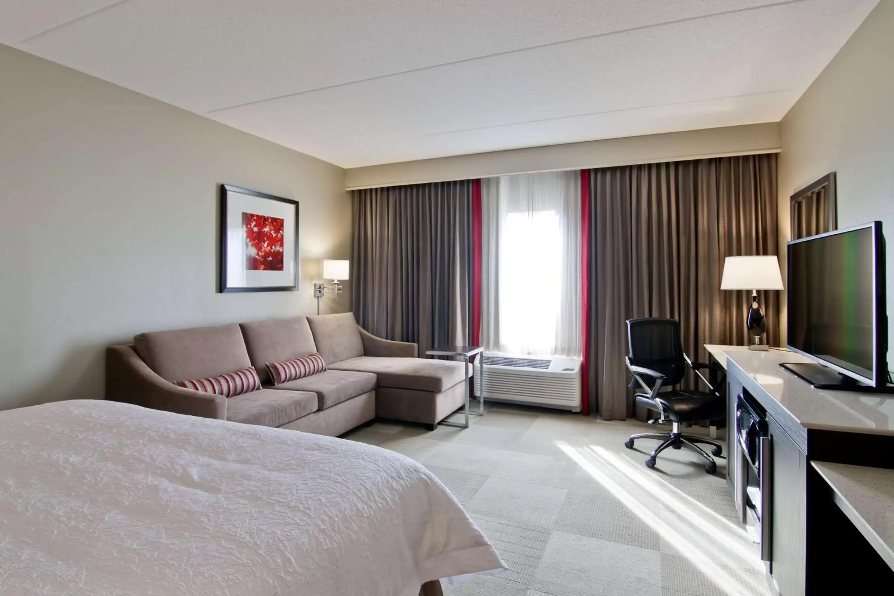 Bed, Seating Area in Hampton Inn & Suites by Hilton Toronto Markham