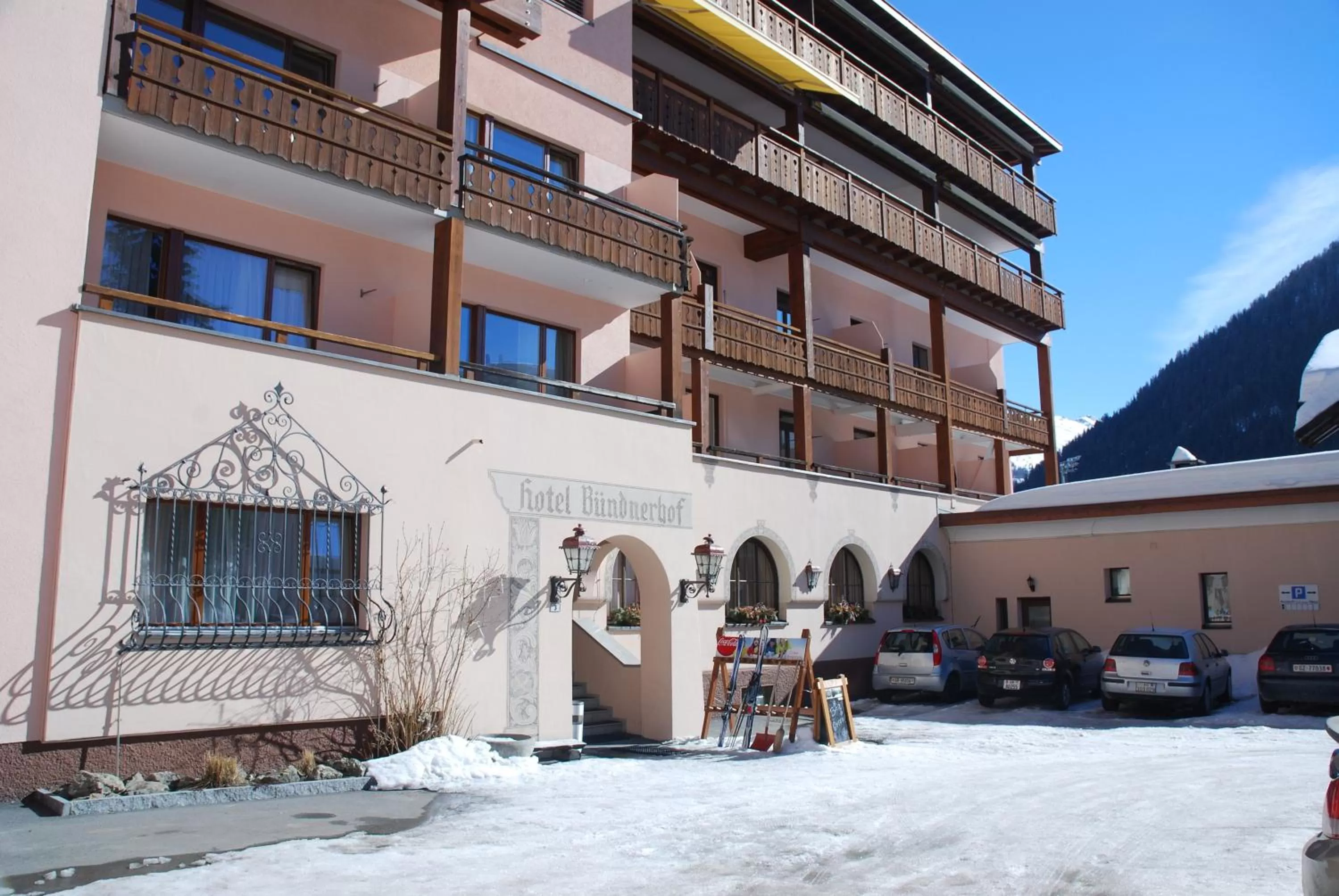 Facade/entrance, Winter in Hotel Bündnerhof