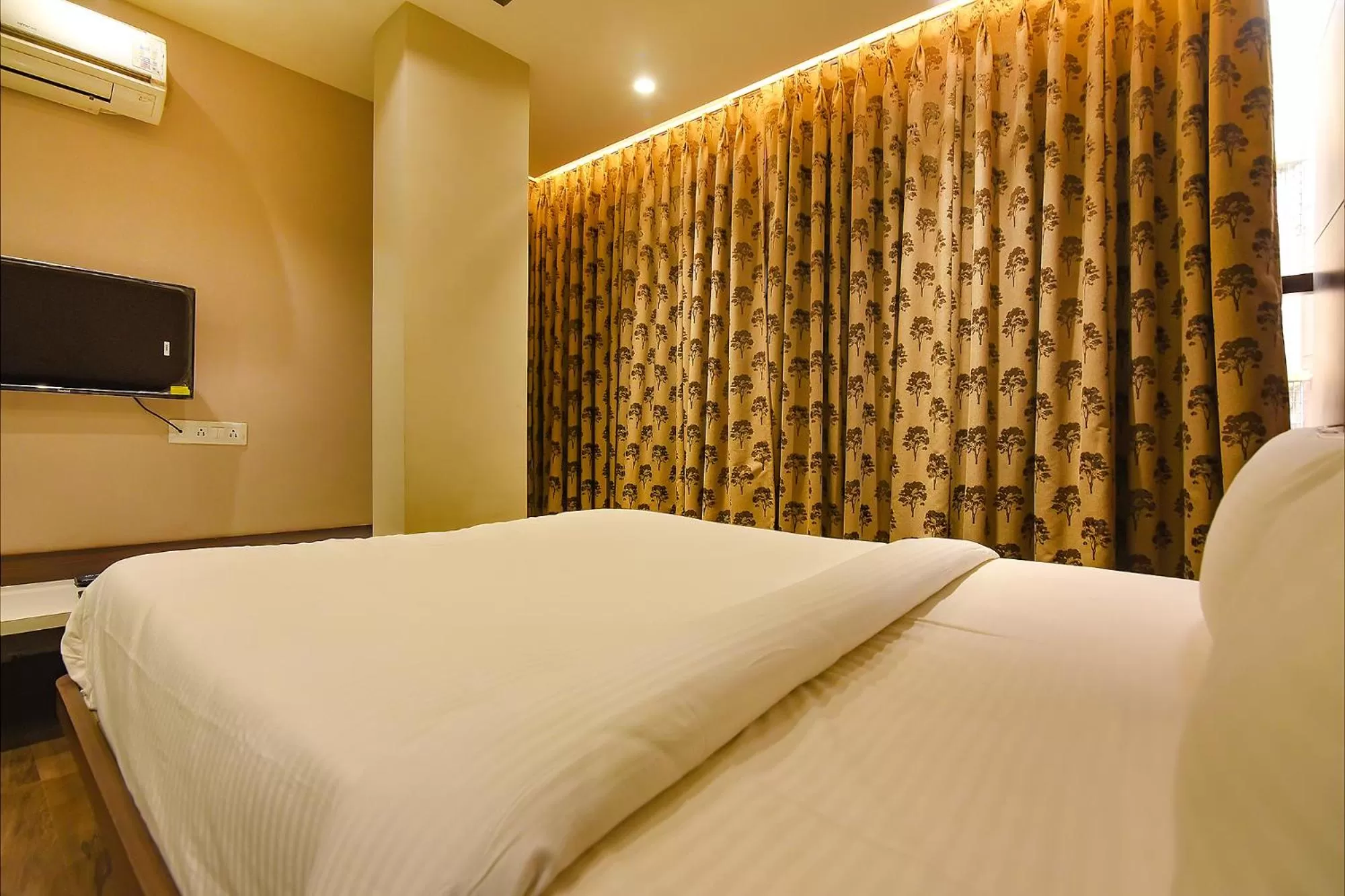 Bedroom in FabHotel Eros 282 - Nr Sreebhumi