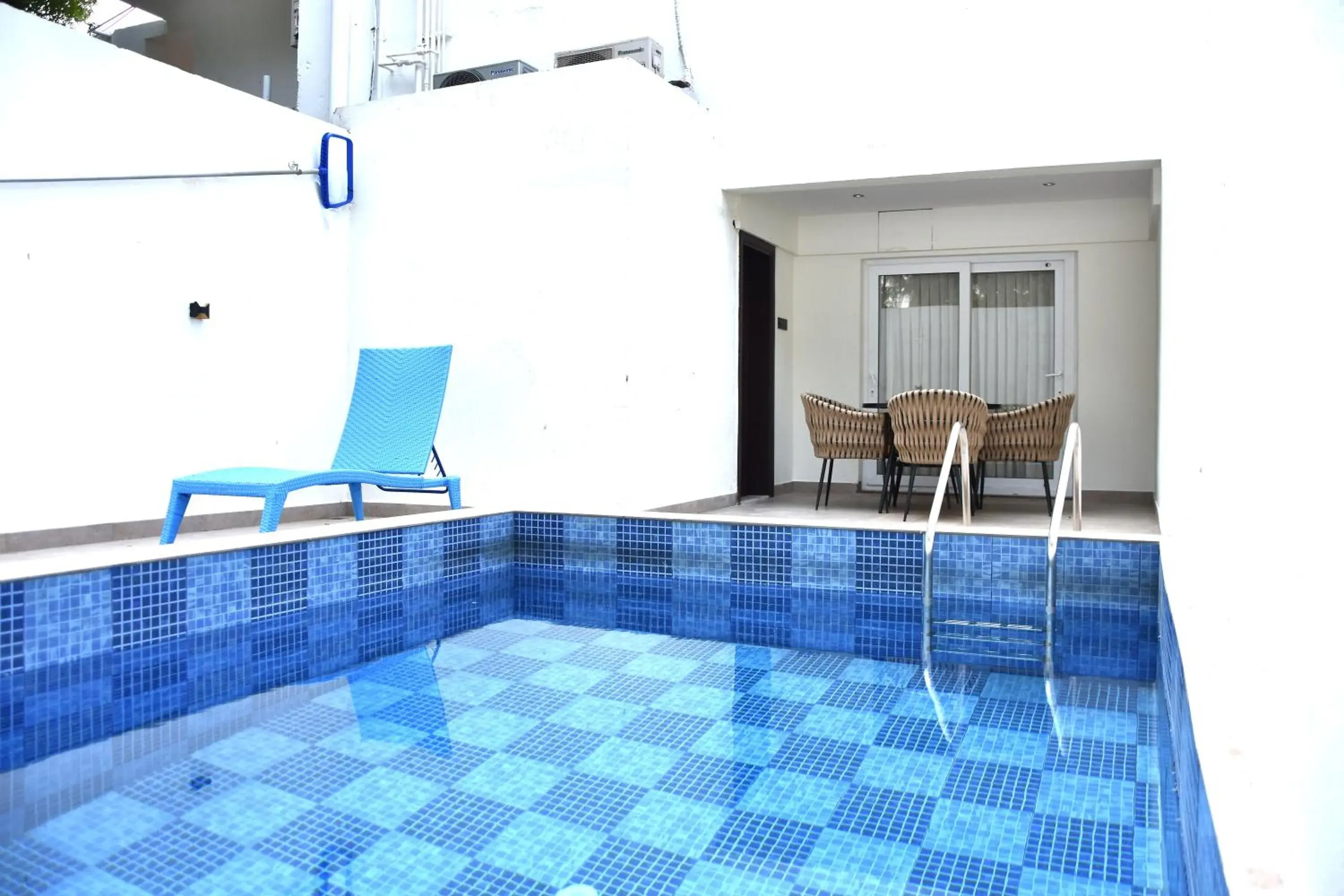 Swimming Pool in Poppys Vista Hotel