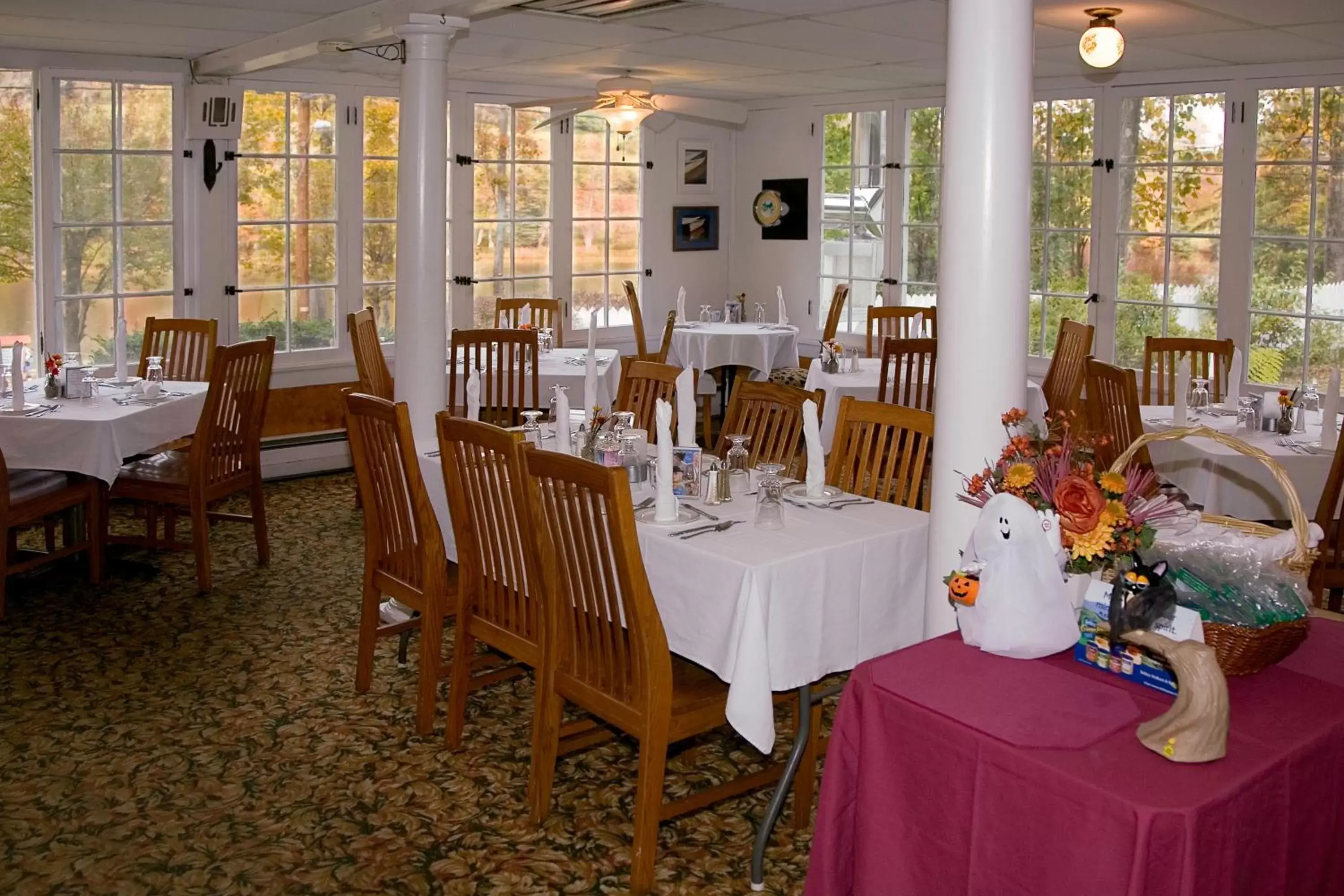 Restaurant/Places to Eat in Inn at Starlight Lake & Restaurant