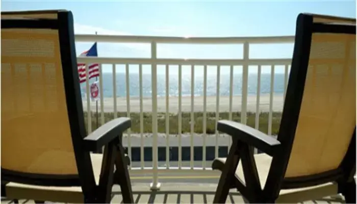 Queen Suite with Ocean View in Montreal Beach Resort