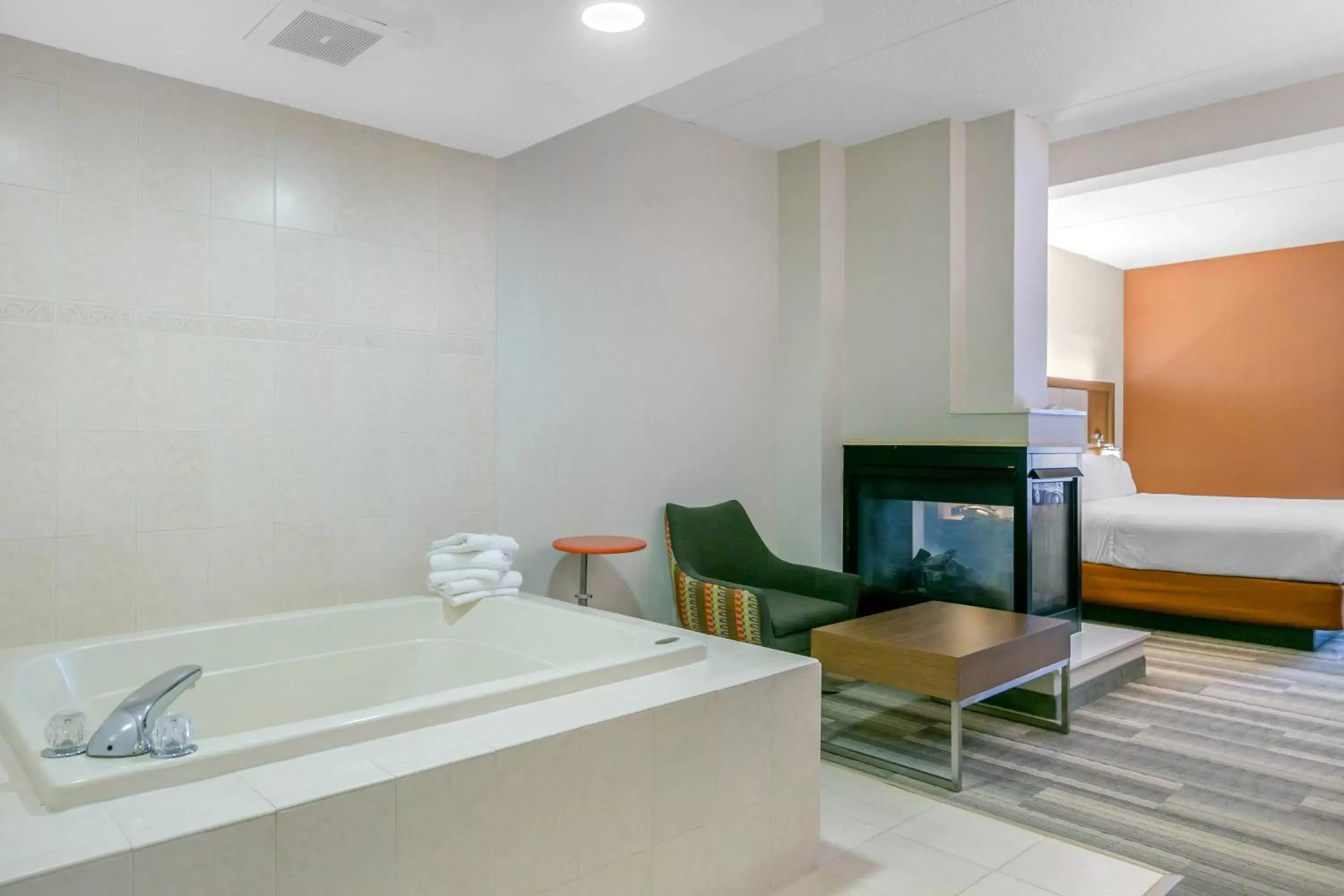 Photo of the whole room, Bathroom in Holiday Inn Express Mount Arlington, an IHG Hotel