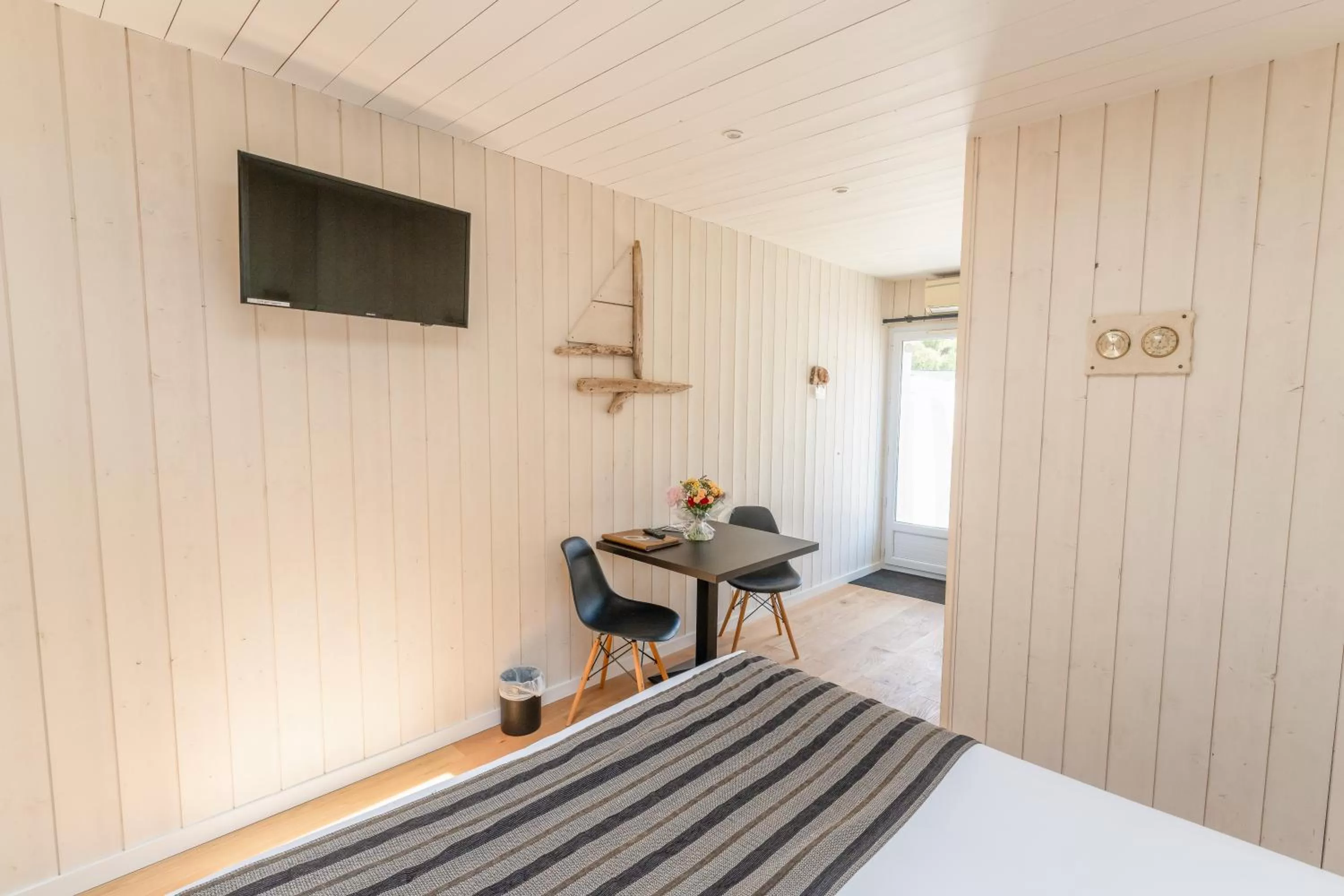 TV and multimedia, Bed in Hôtel Restaurant & Spa Plaisir