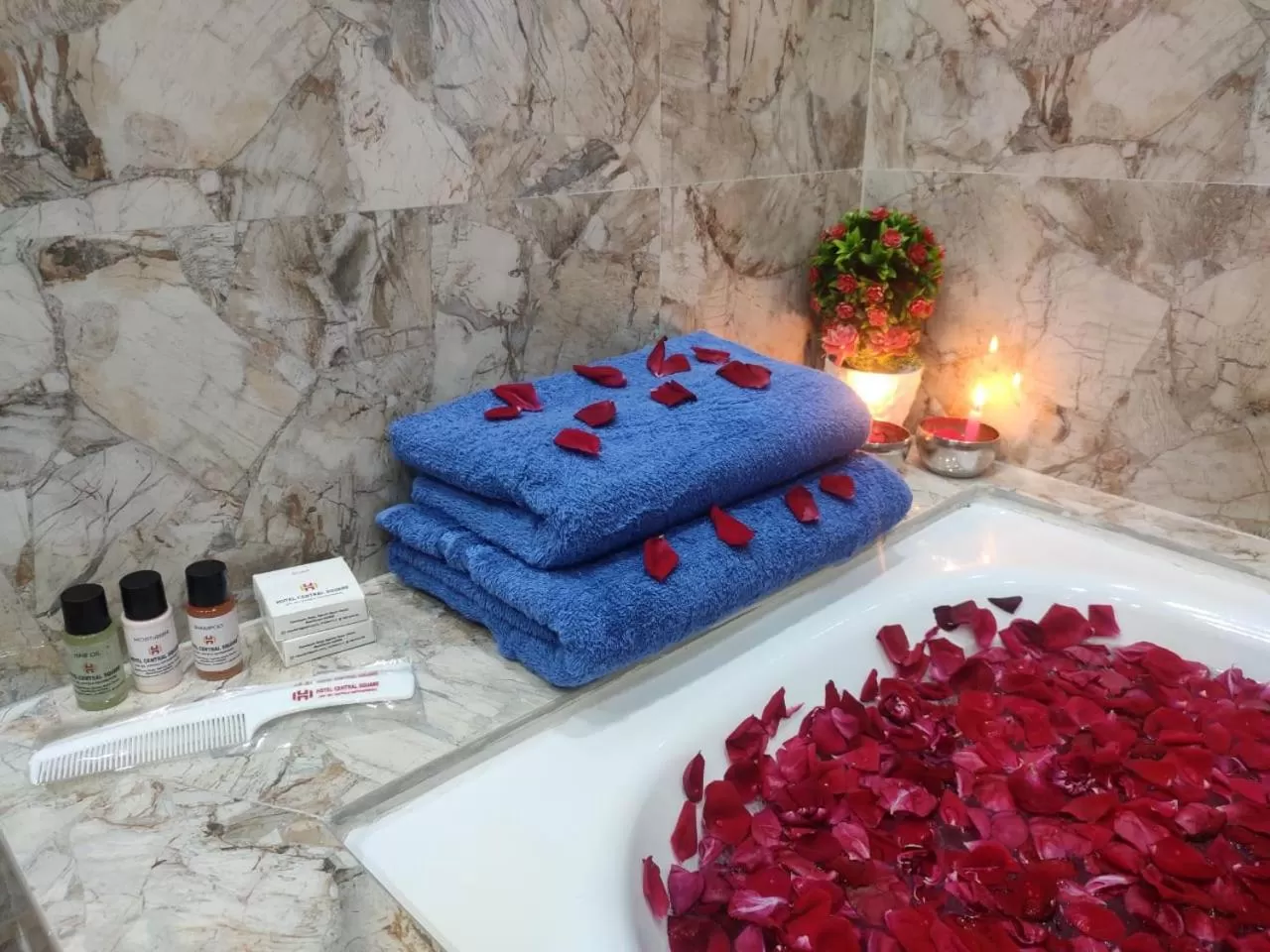 HOTEL CENTRAL SQUARE "A Couple Friendly Hotel"