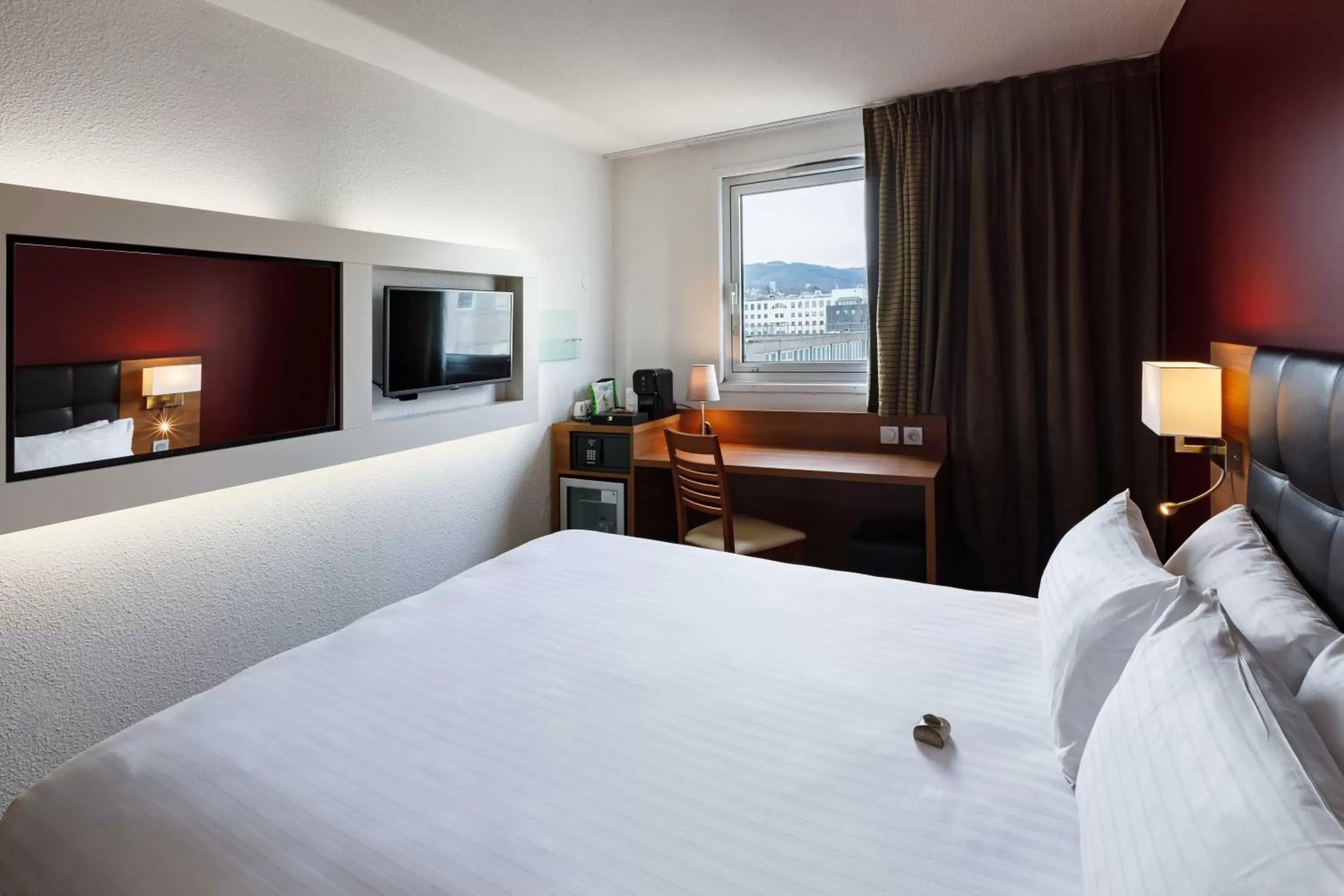 Photo of the whole room, Bed in Holiday Inn Clermont Ferrand Centre, an IHG Hotel