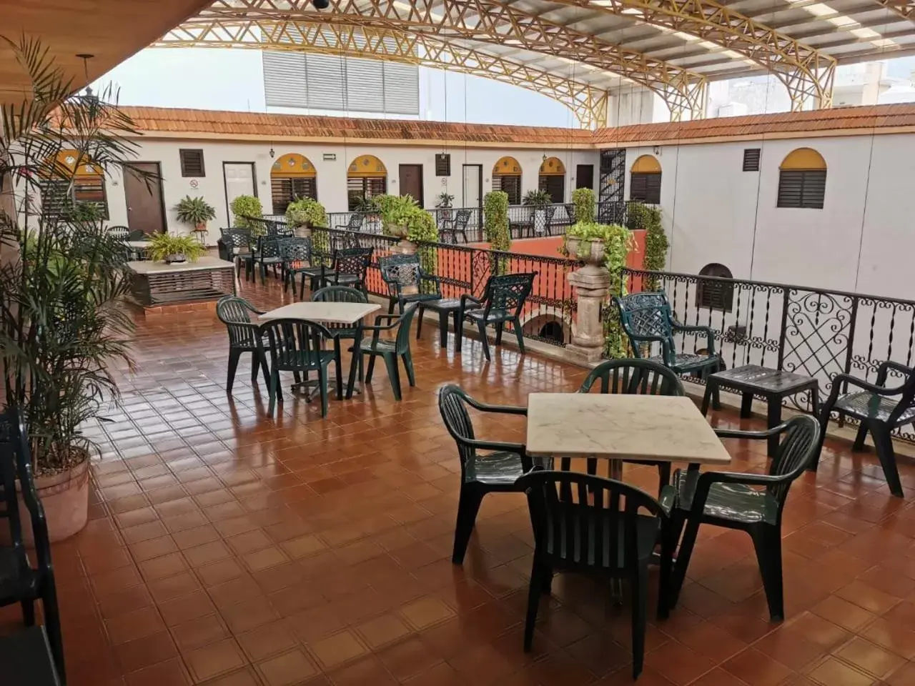 Patio, Restaurant/Places to Eat in Hotel Doralba Inn