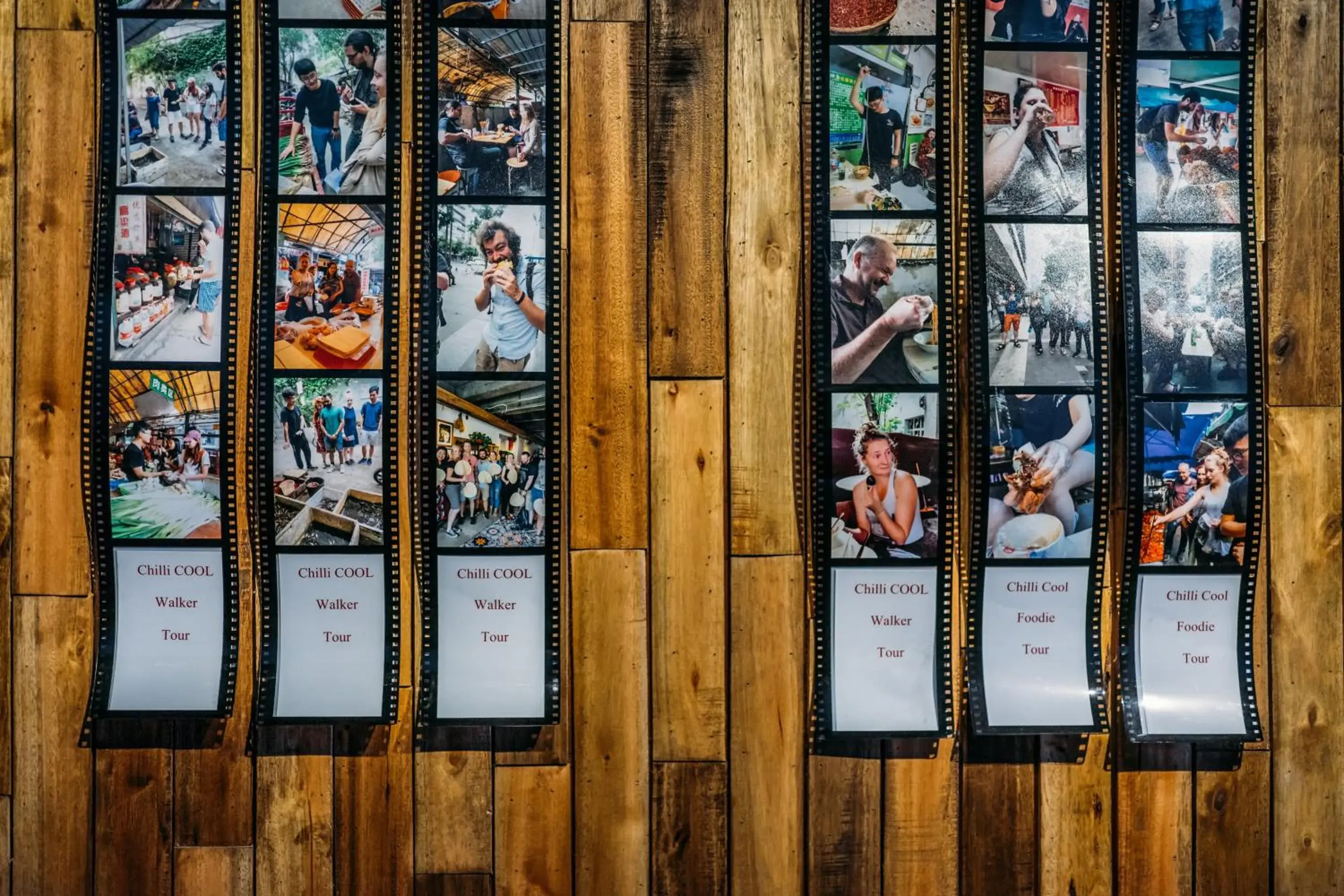 Lounge or bar in SONDERIA Lazybones Hostel- Wenshu Temple Side, Chill Hostel with All-Day Brunch, Travel Agency in English & Local Bar Vibes Lounge or bar in SONDERIA Lazybones Hostel- Wenshu Temple Side, Chill Hostel with All-Day Brunch, Travel Agency in English & Local Bar Vibes