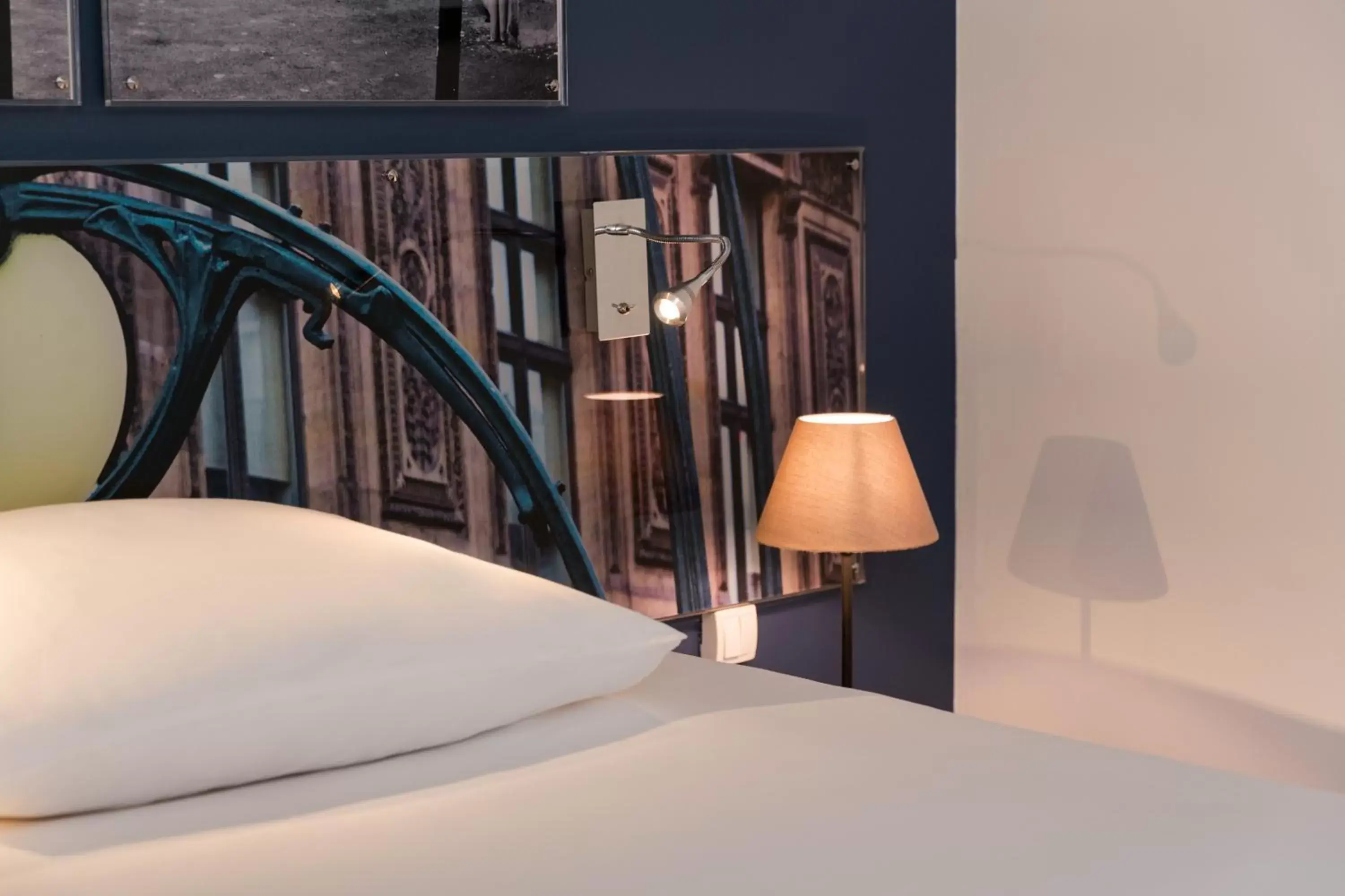 Decorative detail, Bed in Hotel Le Cardinal Rueil Centre Decorative detail, Bed in Hotel Le Cardinal Rueil Centre