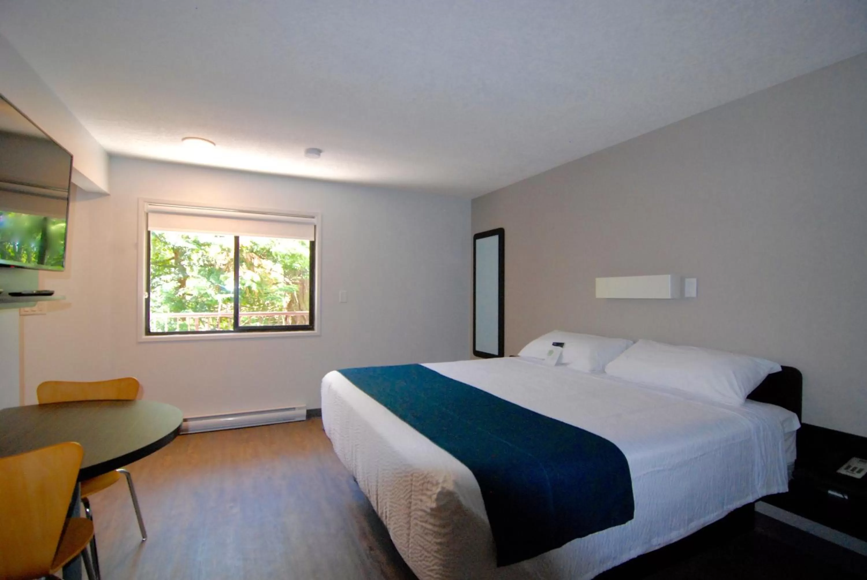 Bed in Motel 6-Saanichton, BC - Victoria Airport