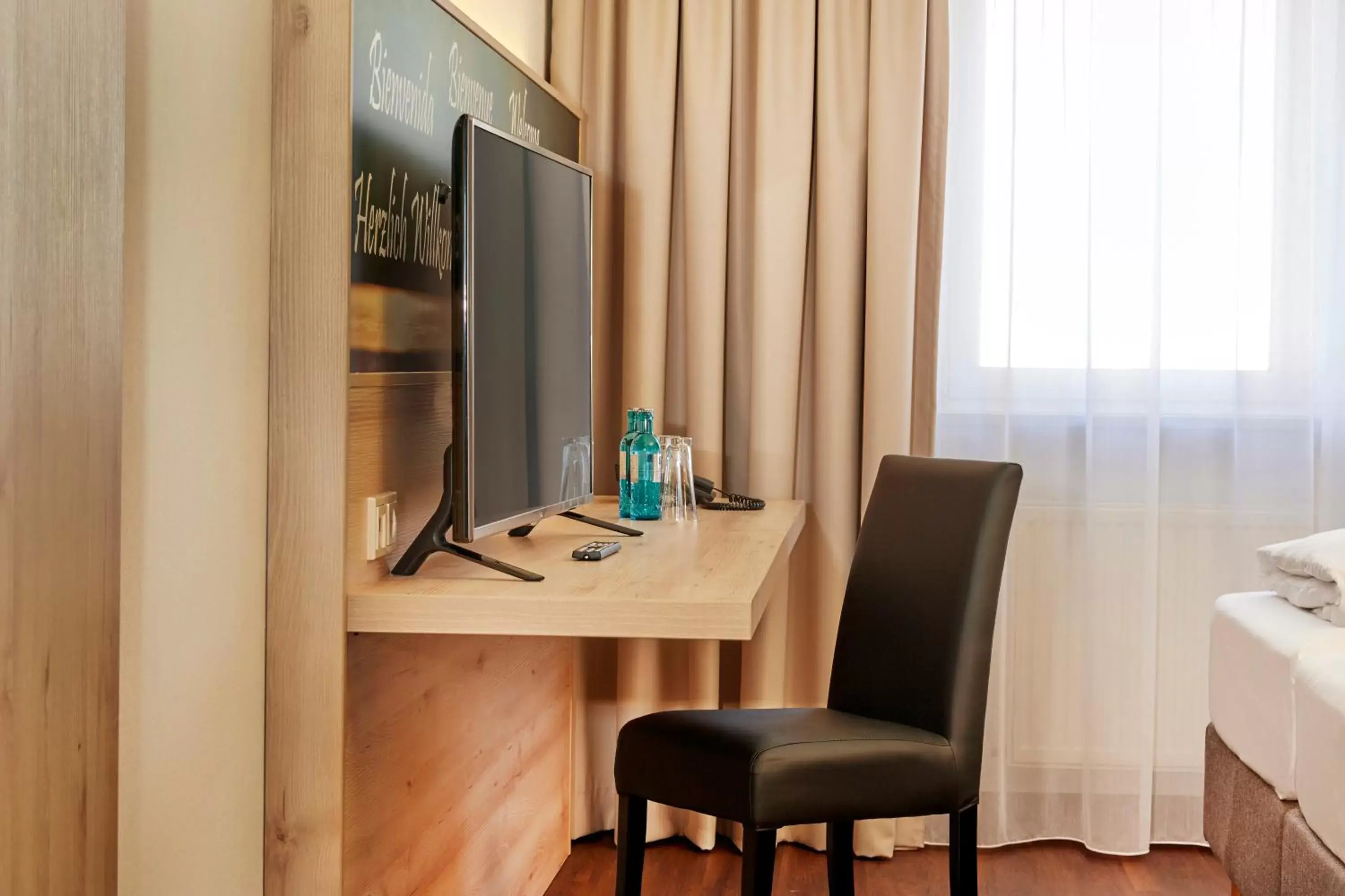 TV and multimedia, TV/Entertainment Center in H+ Hotel Stuttgart Herrenberg