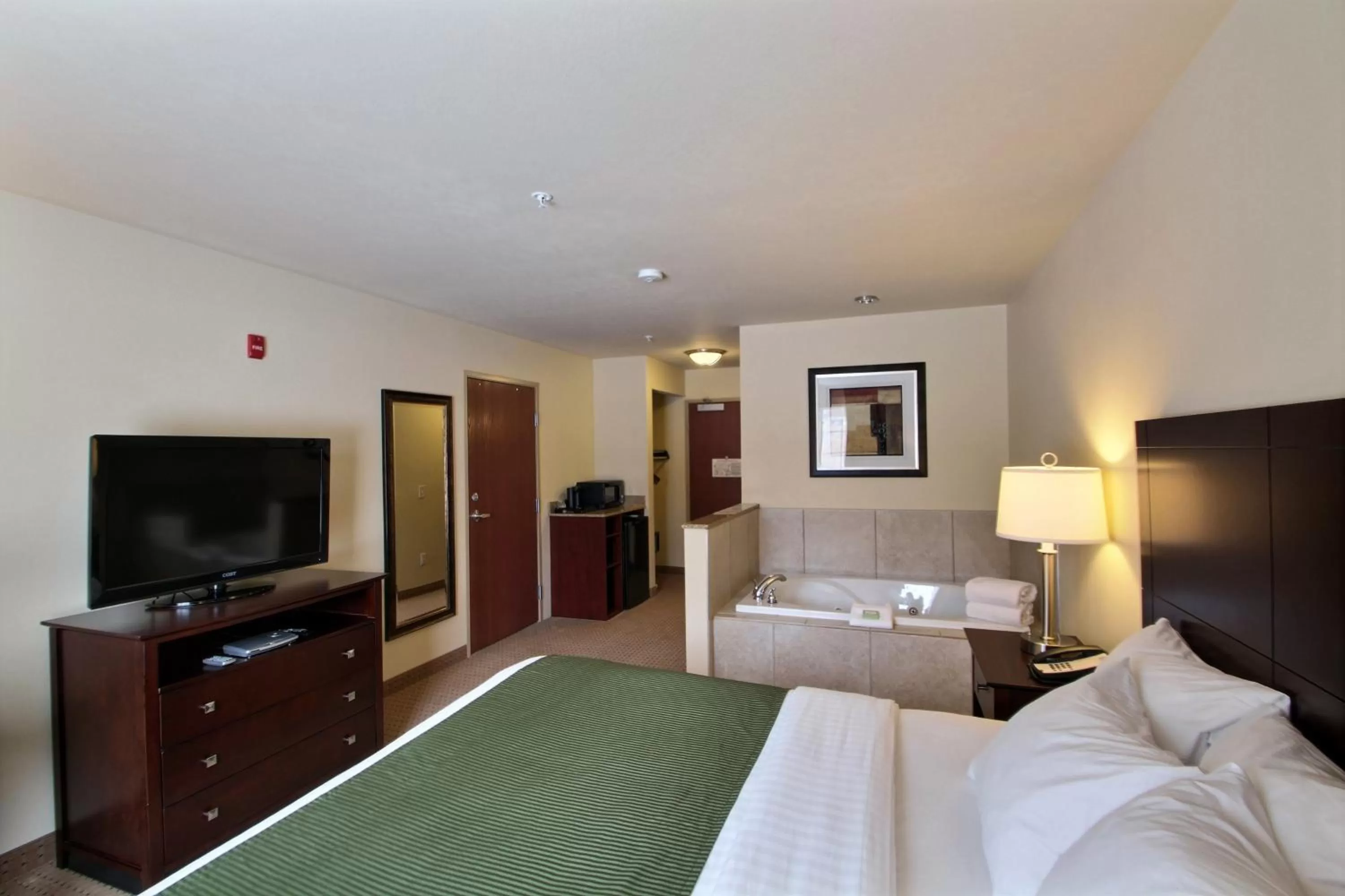 Bed in Cobblestone Inn & Suites - Brillion