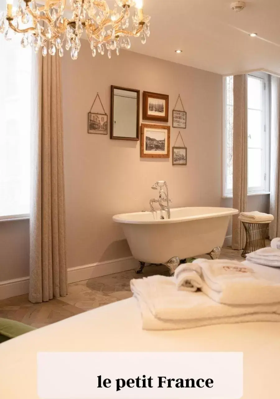 Bathroom in Logis Hotel De France
