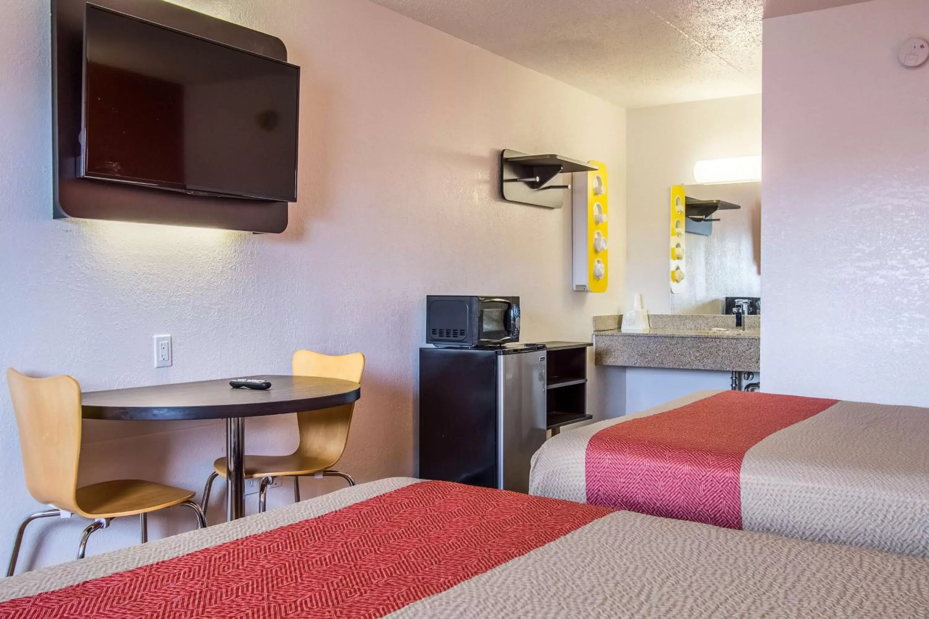 TV and multimedia, Bed in Motel 6-Ashland, OH TV and multimedia, Bed in Motel 6-Ashland, OH