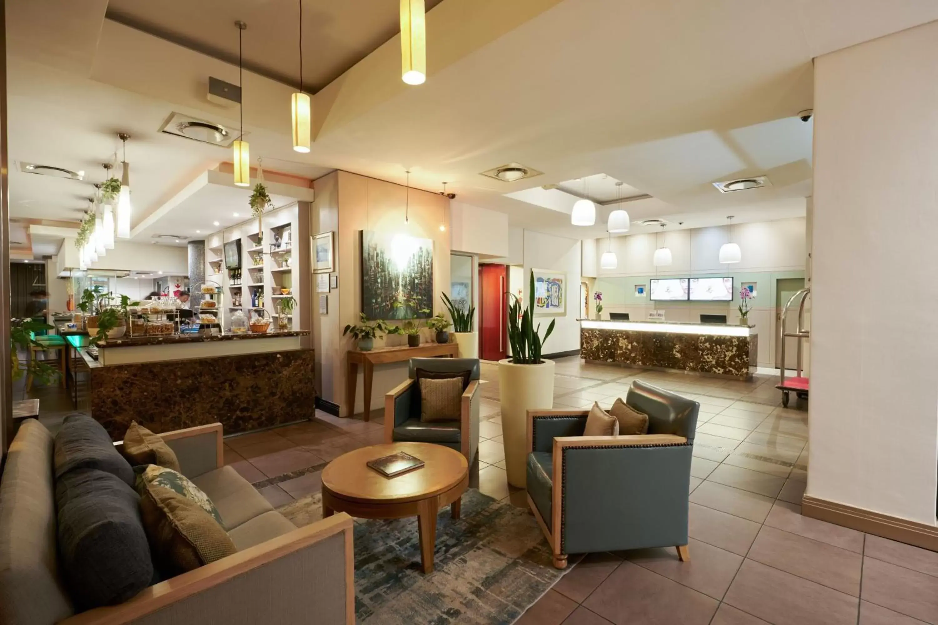 Lobby or reception, Lounge/Bar in Protea Hotel by Marriott Cape Town North Wharf