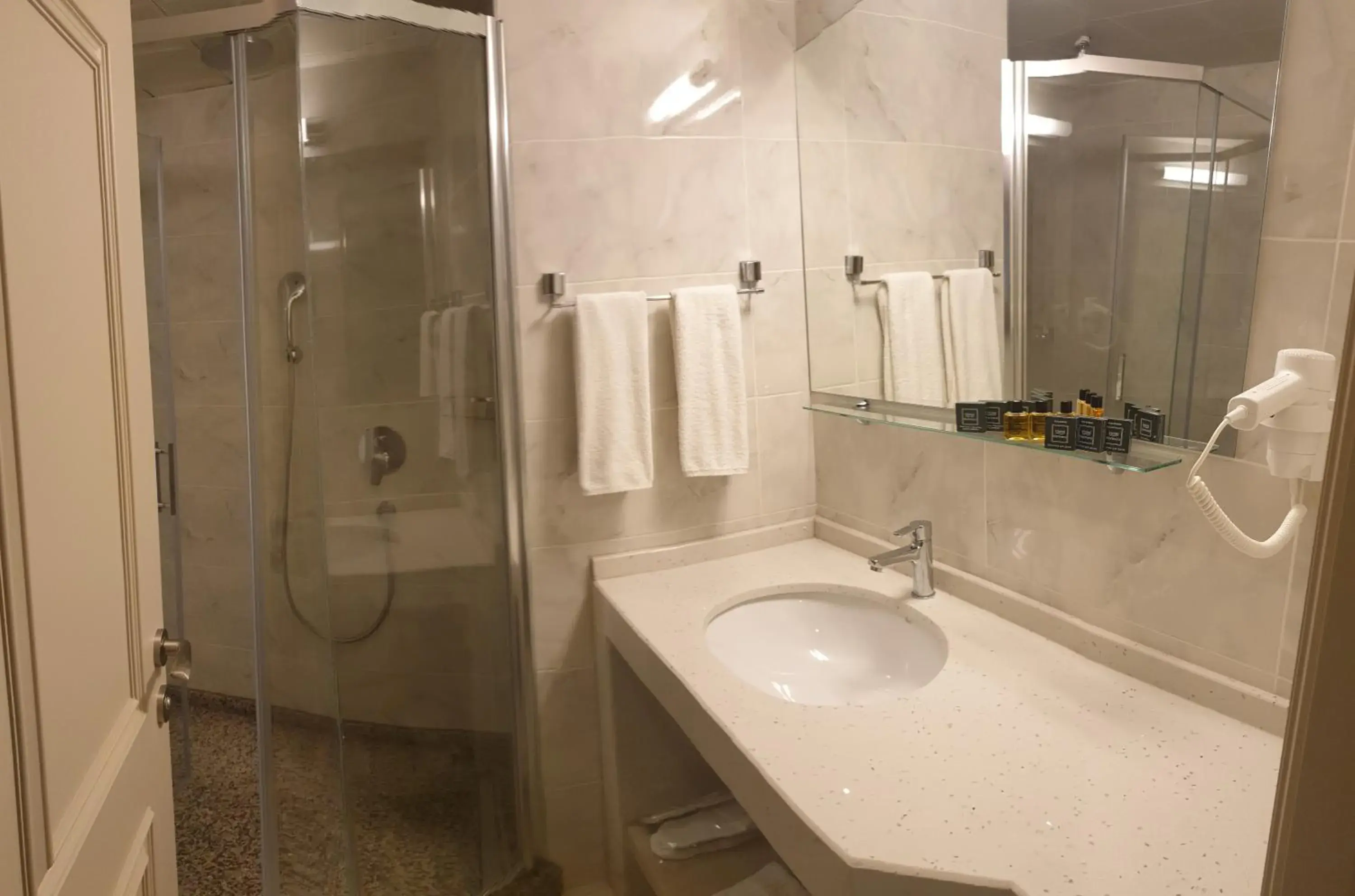 Bathroom in Martinenz Hotel