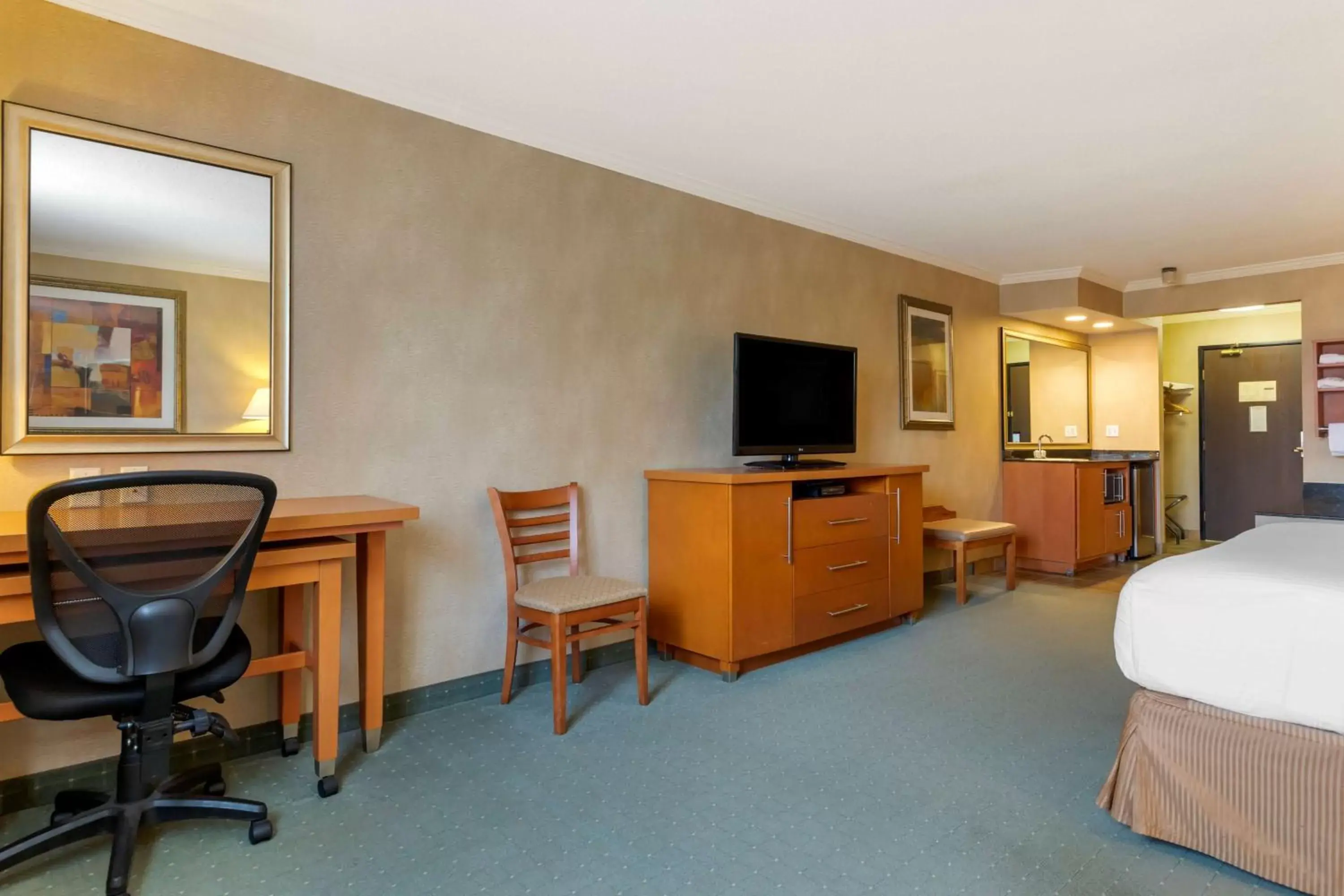 Photo of the whole room, TV/Entertainment Center in Best Western Davison Inn