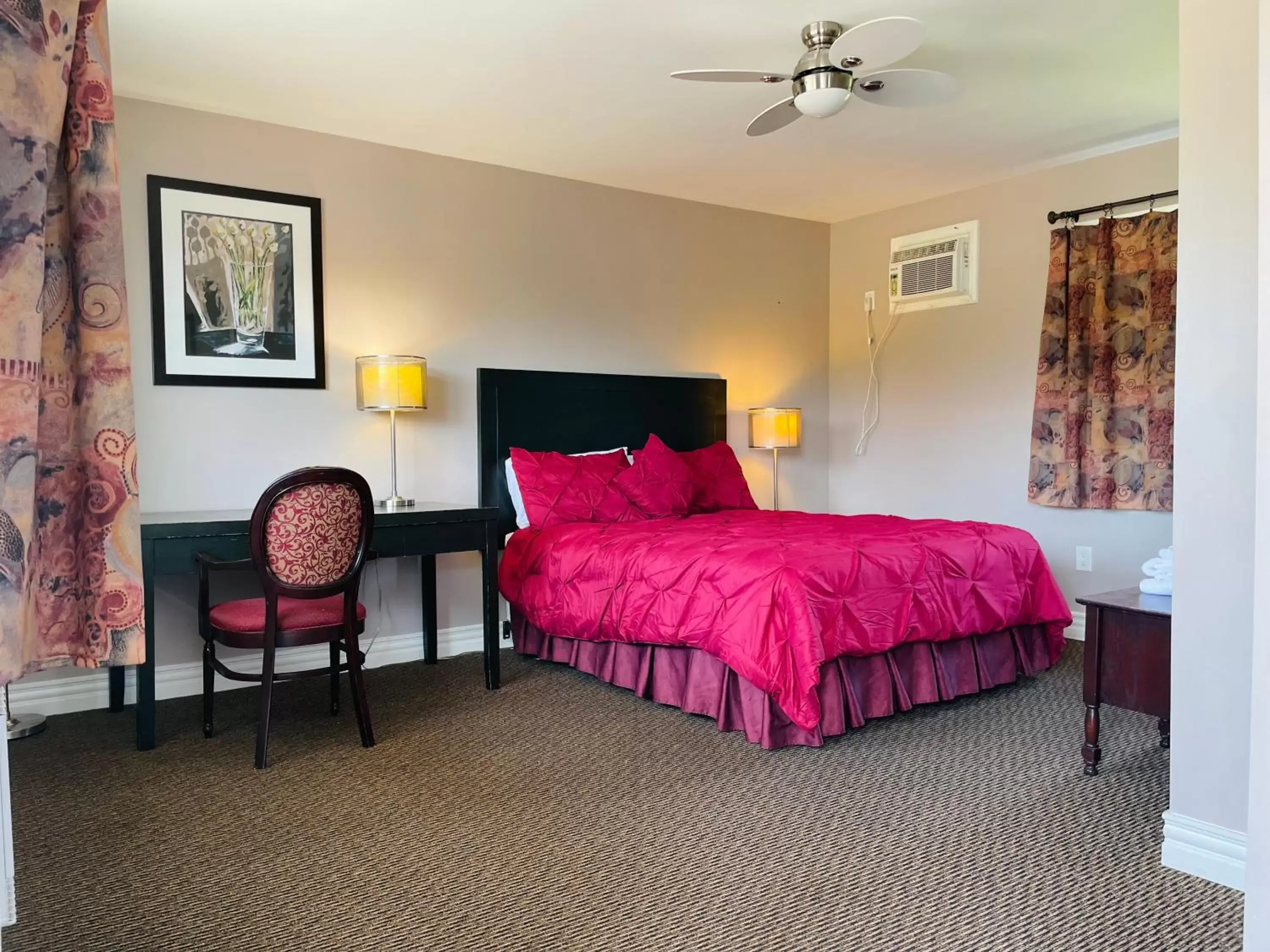 Bathroom, Bed in Scenic Motel Moncton