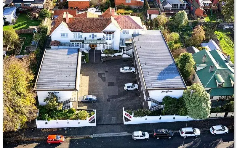 Bird's eye view in Motel Mayfair on Cavell Bird's eye view in Motel Mayfair on Cavell