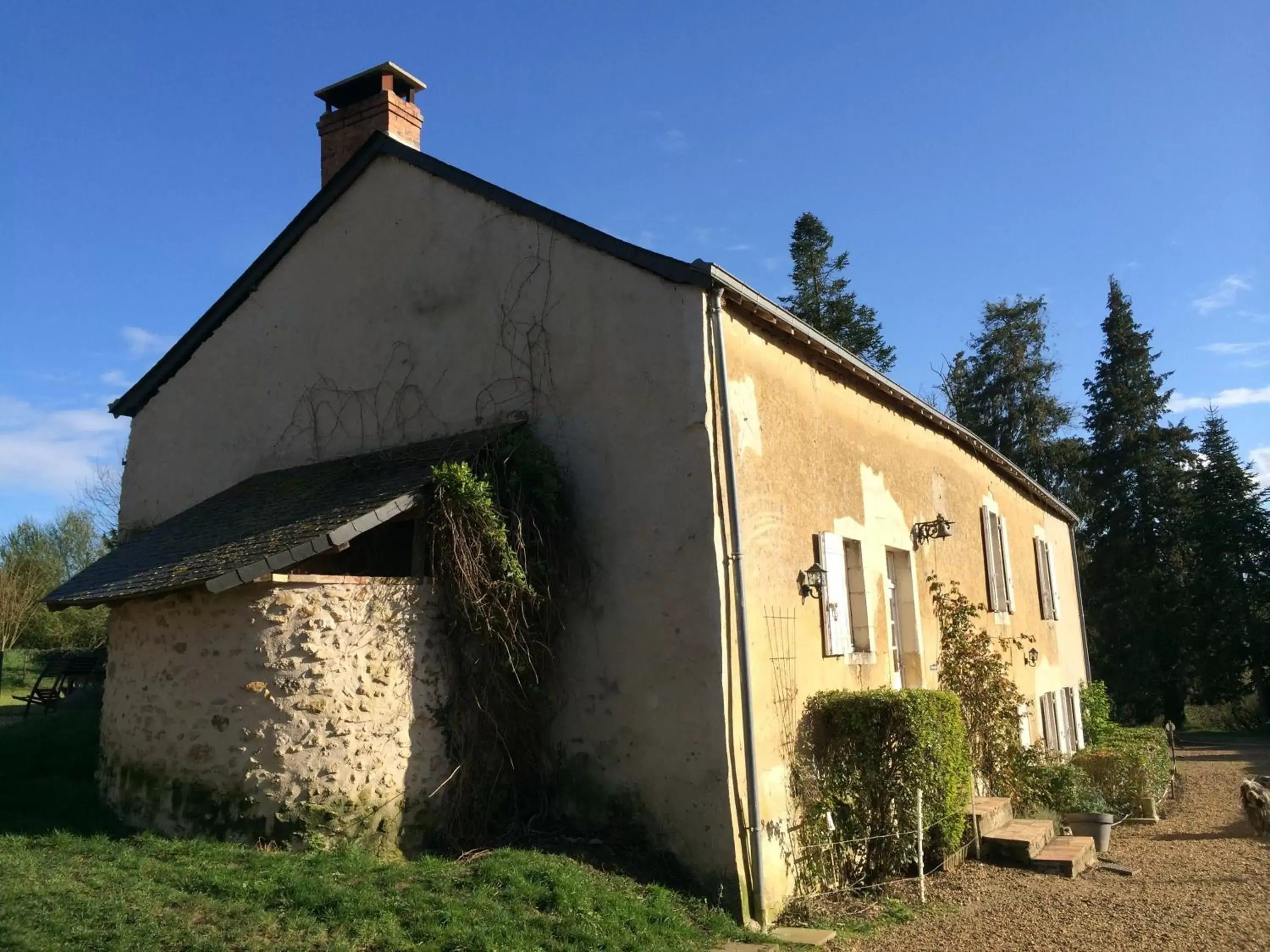 Facade/entrance, Property Building in La Barillerie