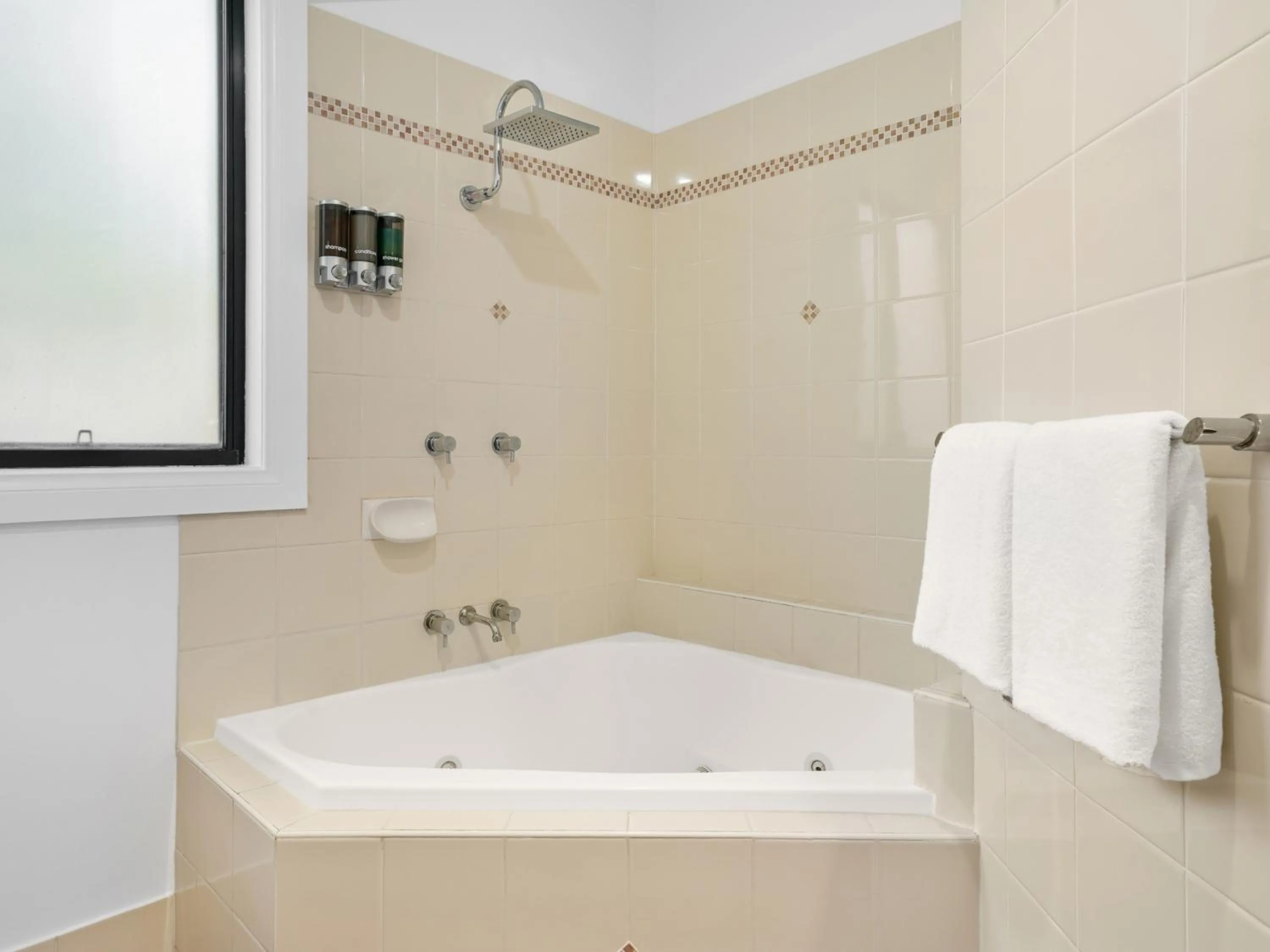 Hot Tub in Leisure Inn Pokolbin Hill