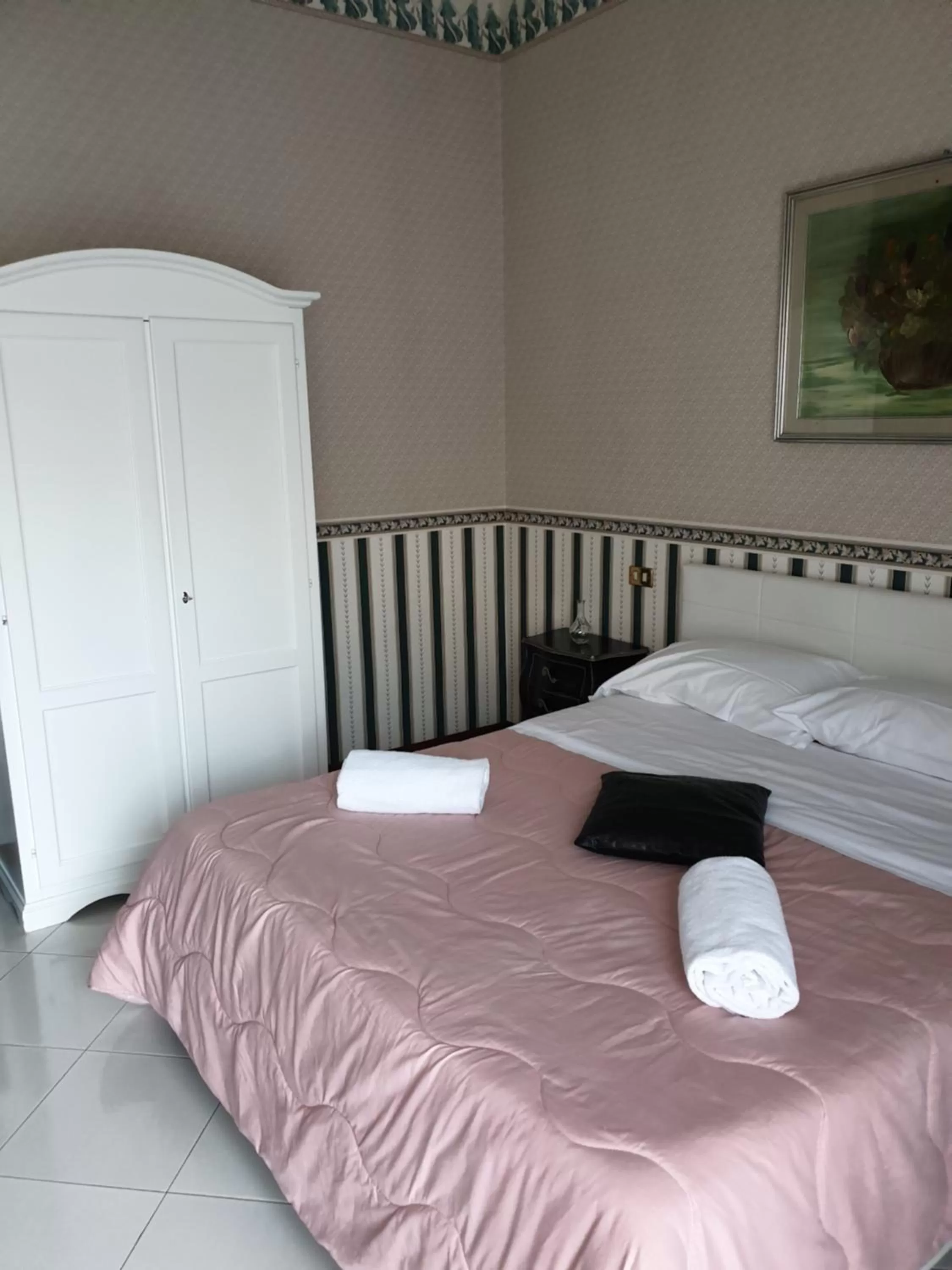 Photo of the whole room in Alba central City