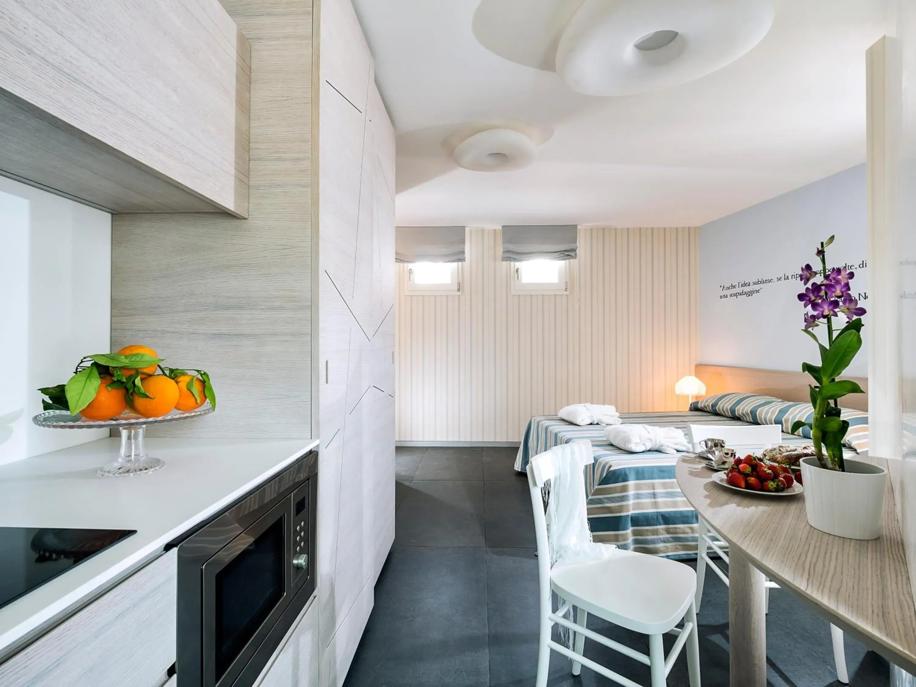 Living room, Kitchen/Kitchenette in Duomo Suites & Spa