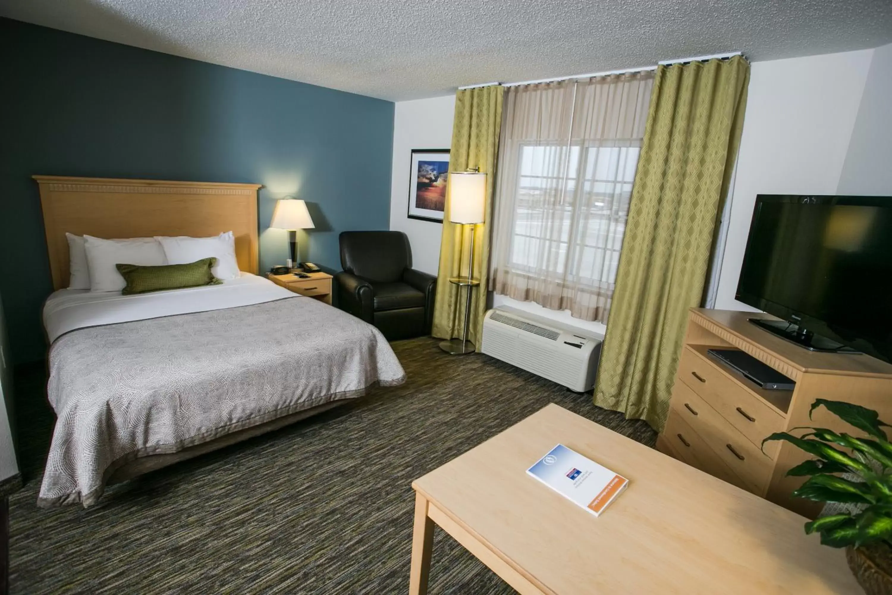 Photo of the whole room, TV/Entertainment Center in Candlewood Suites Fargo-North Dakota State University, an IHG Hotel