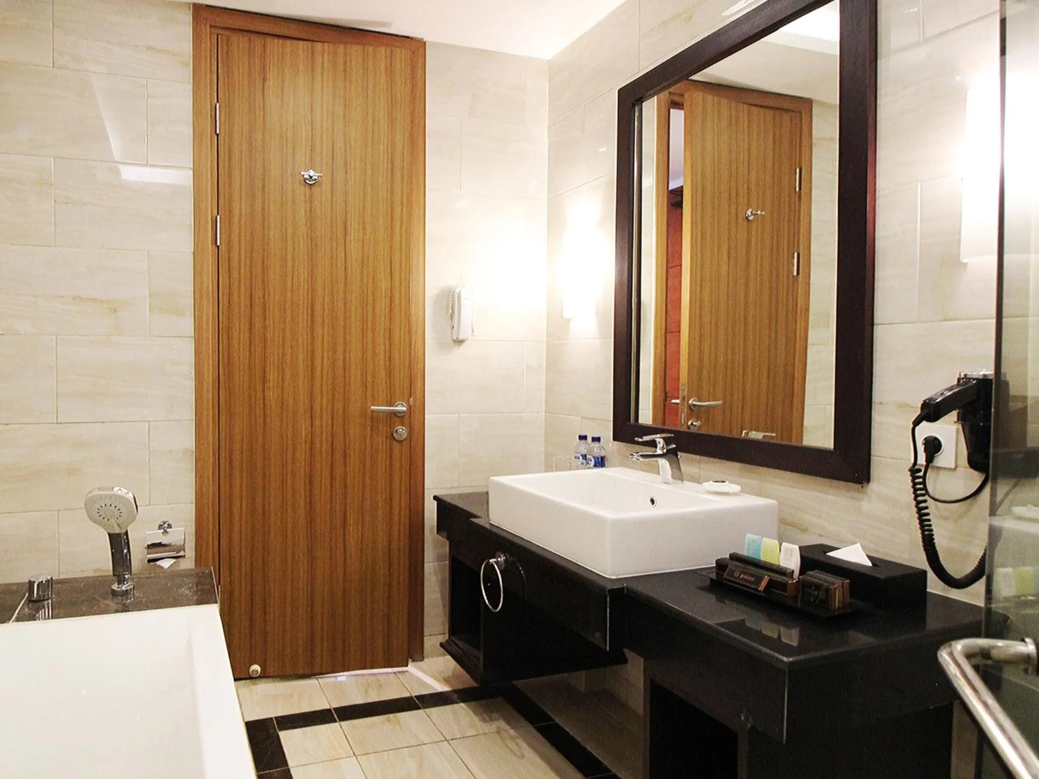 Shower in Java Palace Hotel