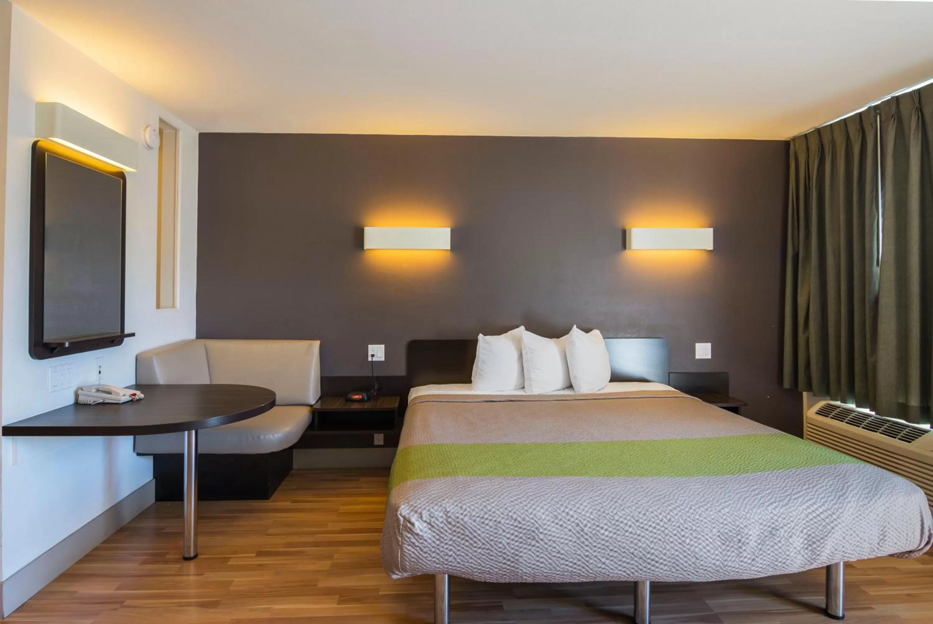 Photo of the whole room, Bed in Studio 6-Concord, CA