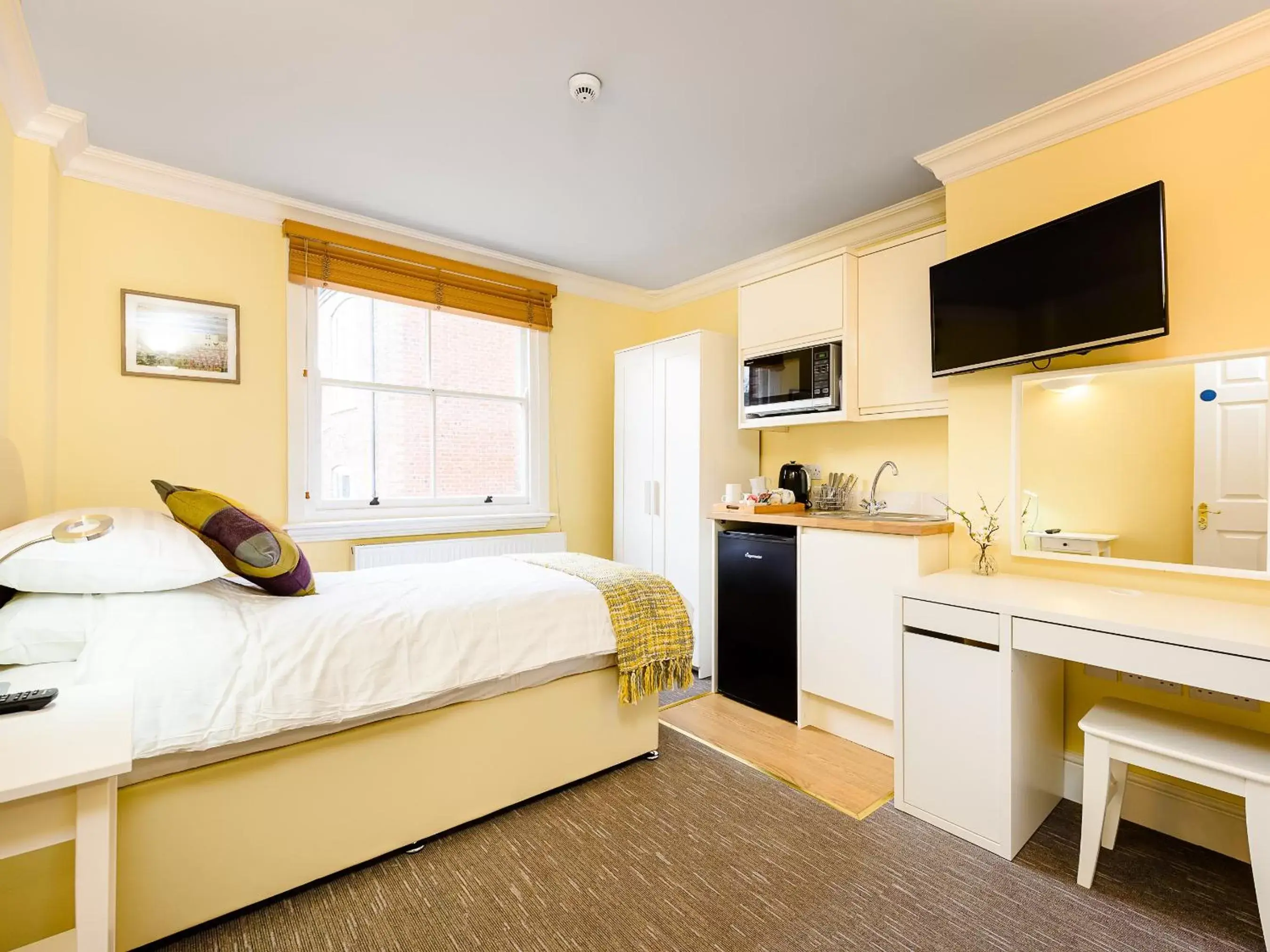 Bedroom, Bed in 1 Riverside Apartments