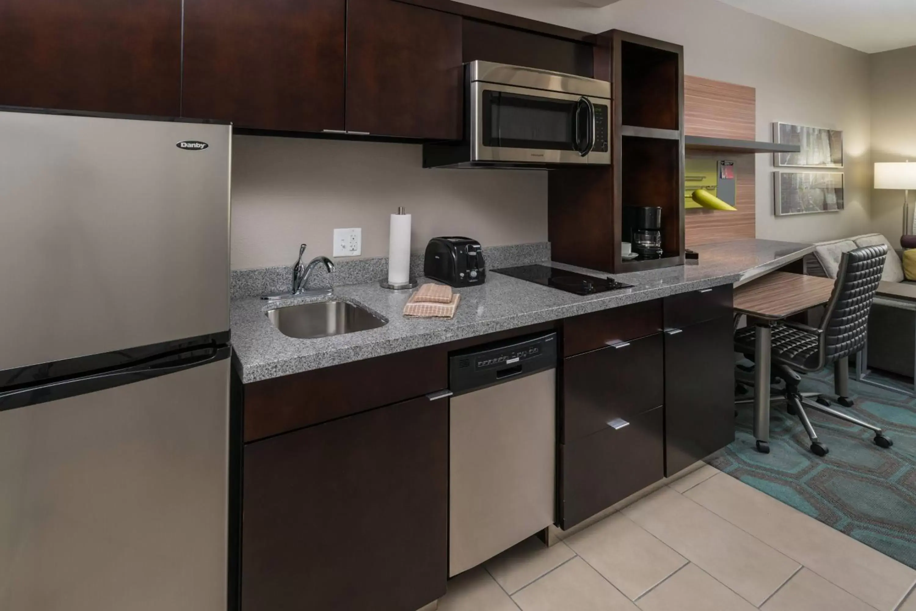 Kitchen or kitchenette, Kitchen/Kitchenette in TownePlace Suites by Marriott Chicago Schaumburg