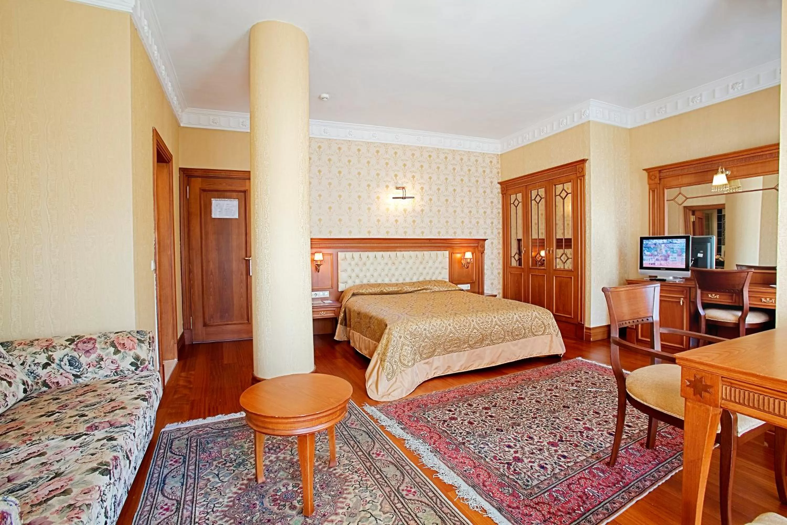 Photo of the whole room, Bed in Hotel Sumengen