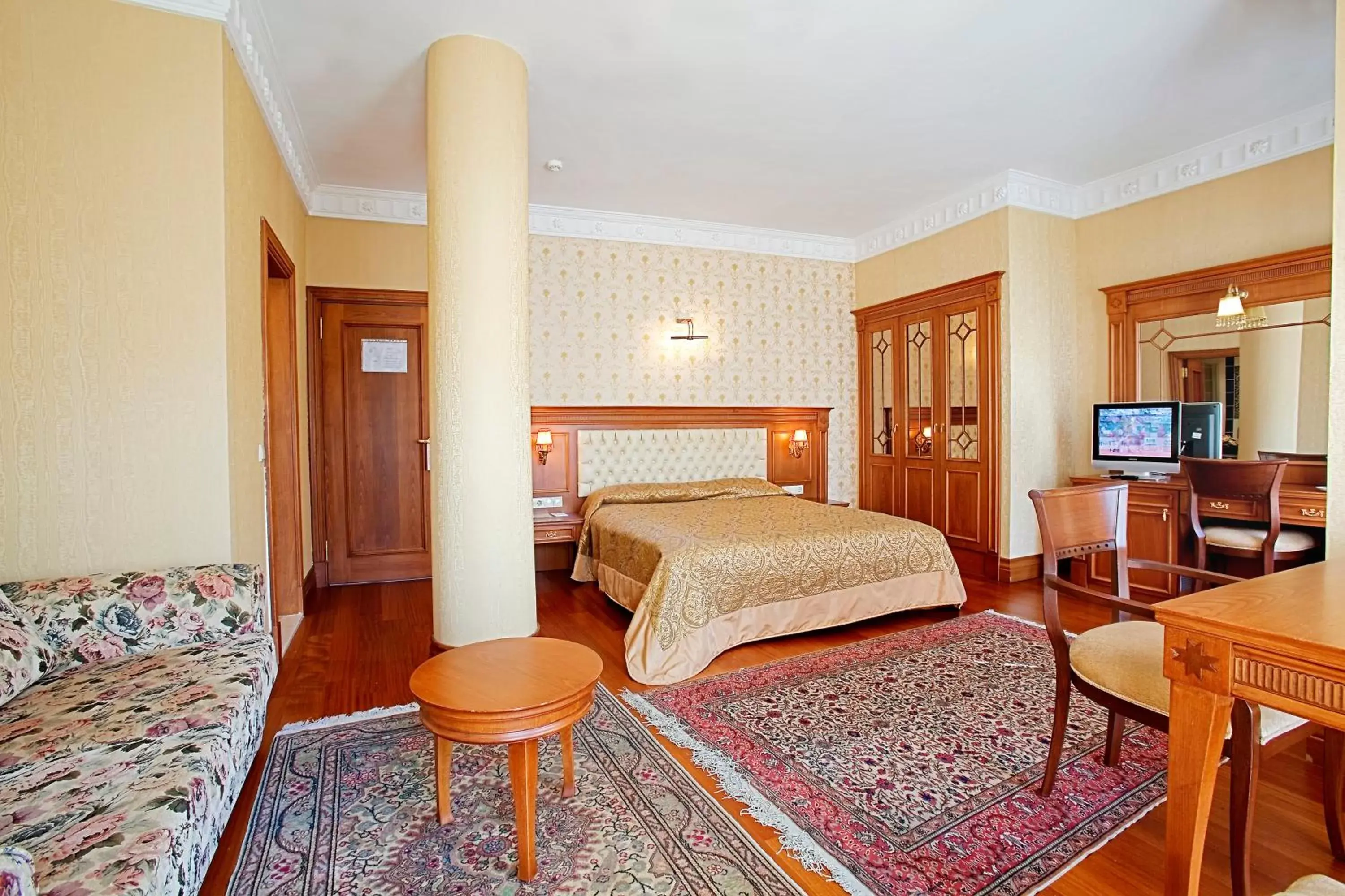 Photo of the whole room in Hotel Sumengen