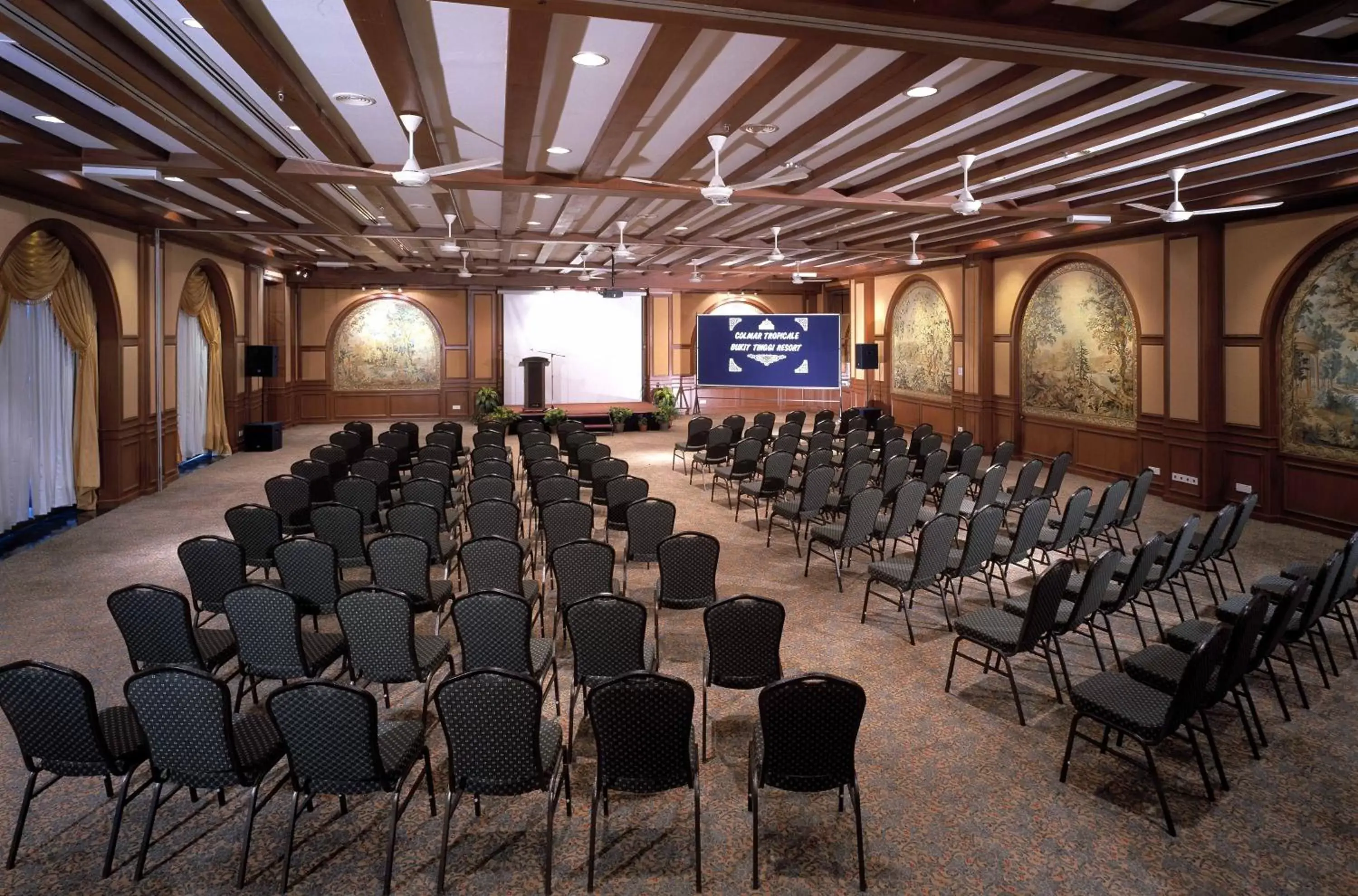 Business facilities in Colmar Tropicale