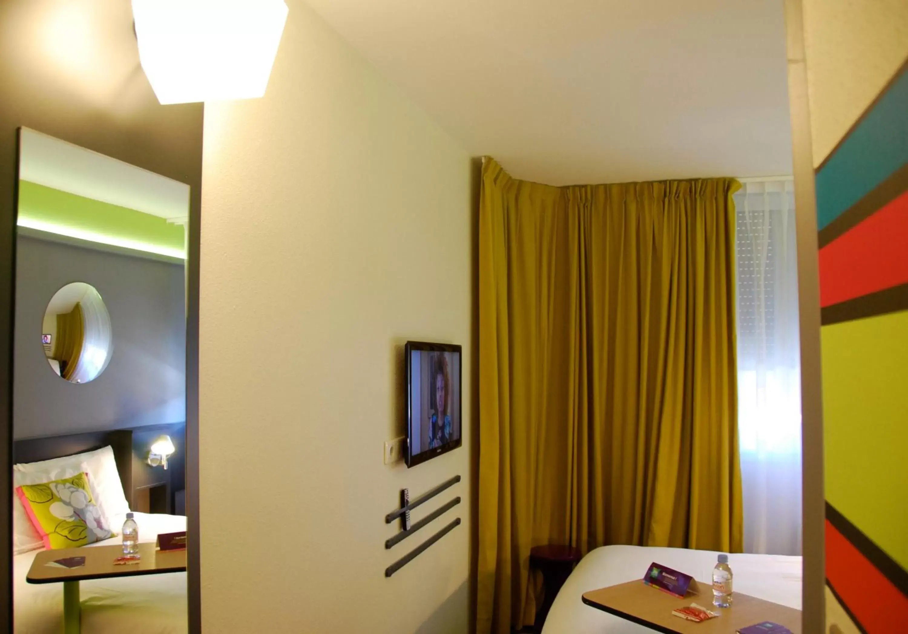 Photo of the whole room, Bed in ibis Styles Roanne Centre Gare