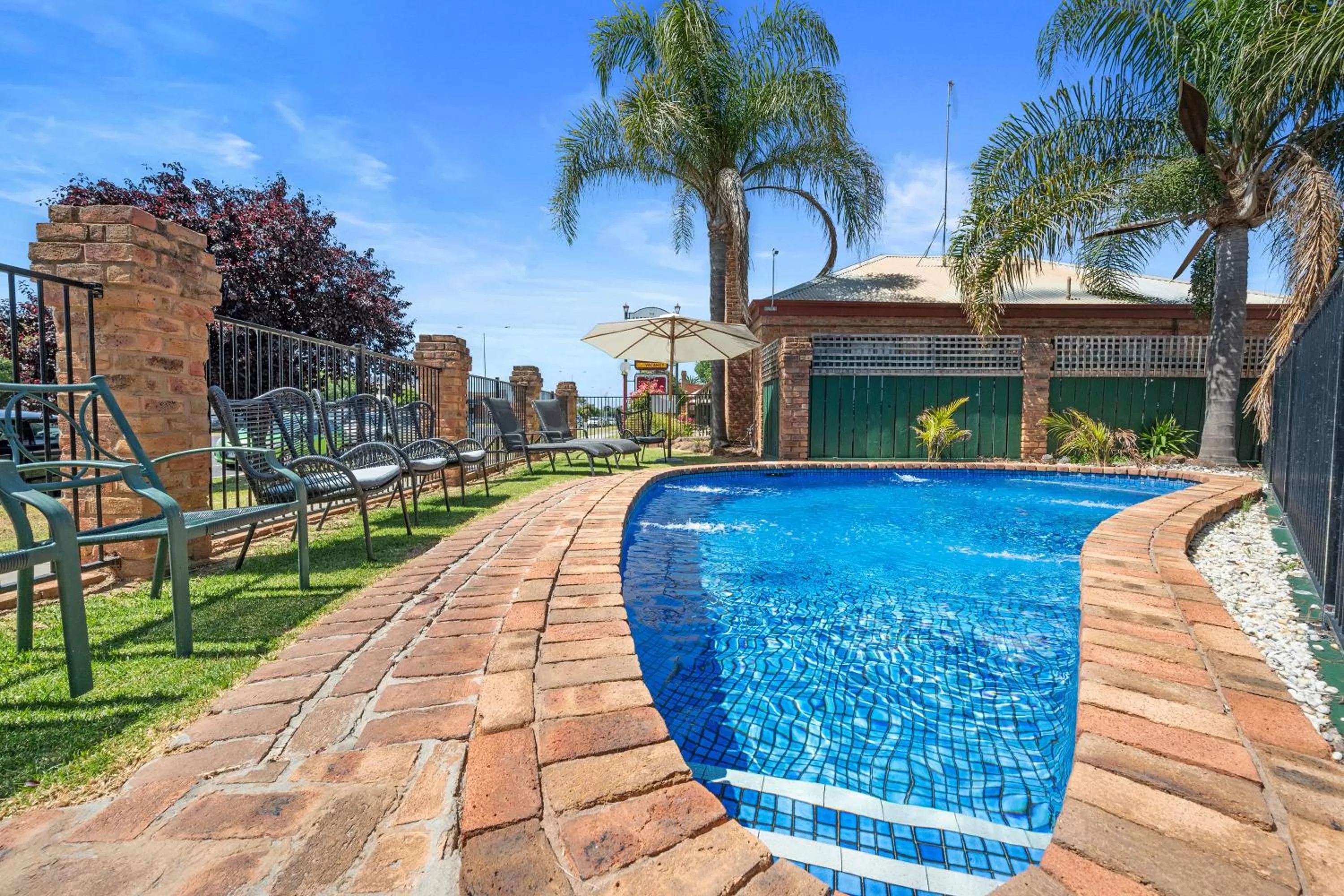 Garden in The Settlement Historic Hotel