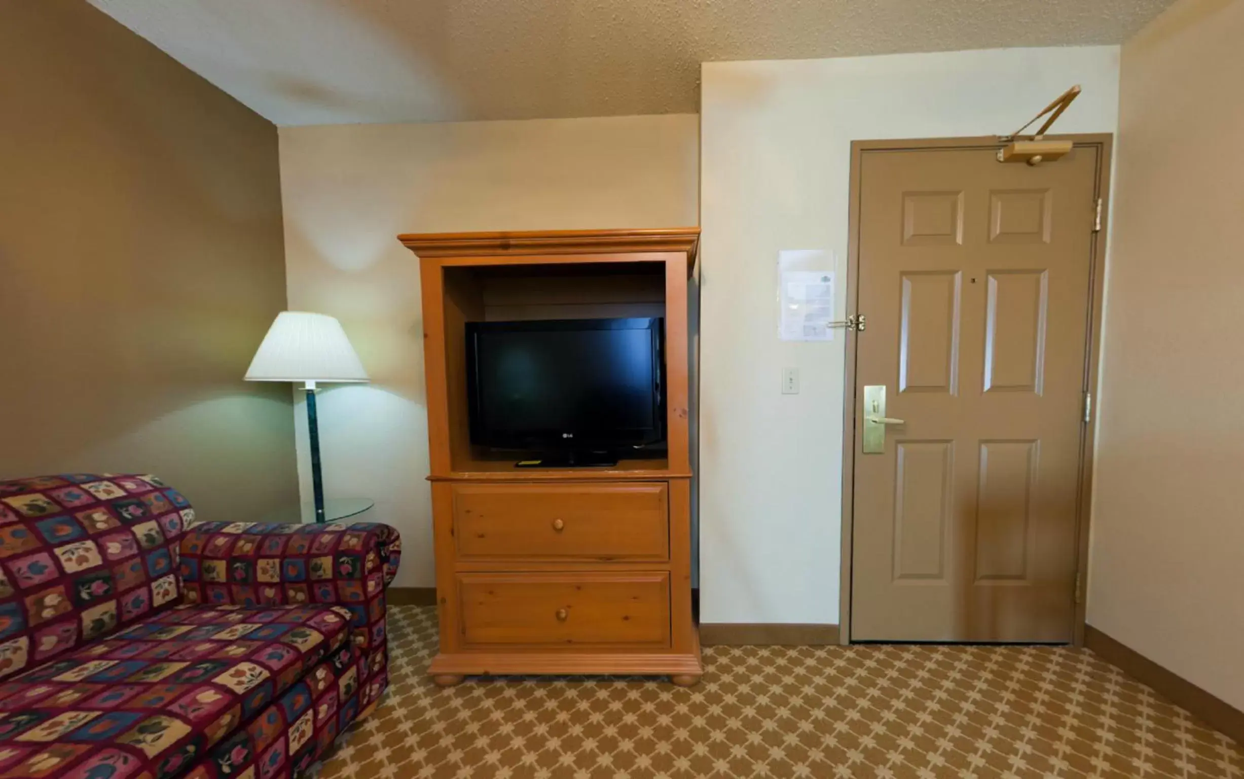 People, TV/Entertainment Center in AmericInn by Wyndham, Galesburg, IL