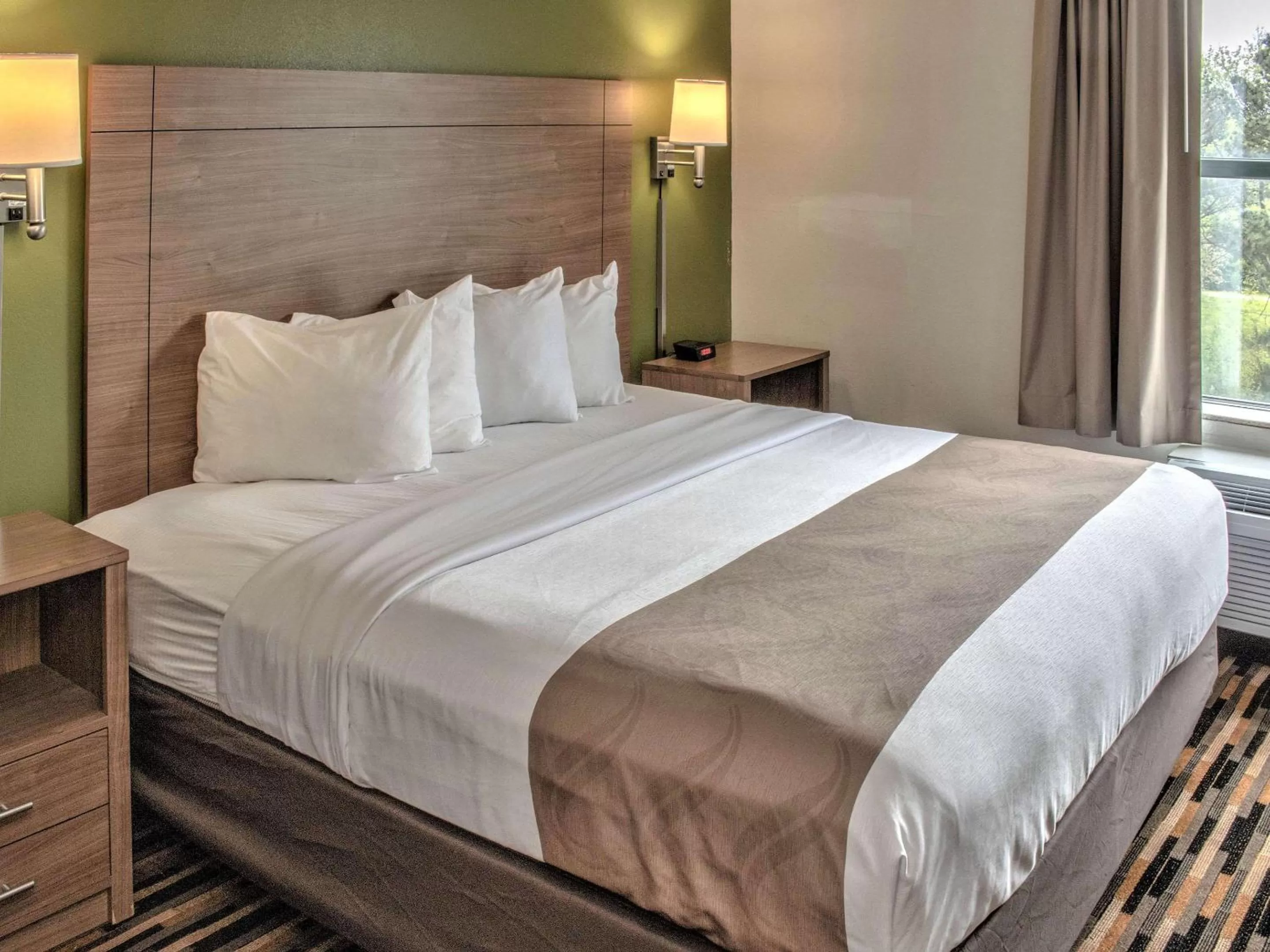 Bed in Quality Suites Lake Wright - Norfolk Airport