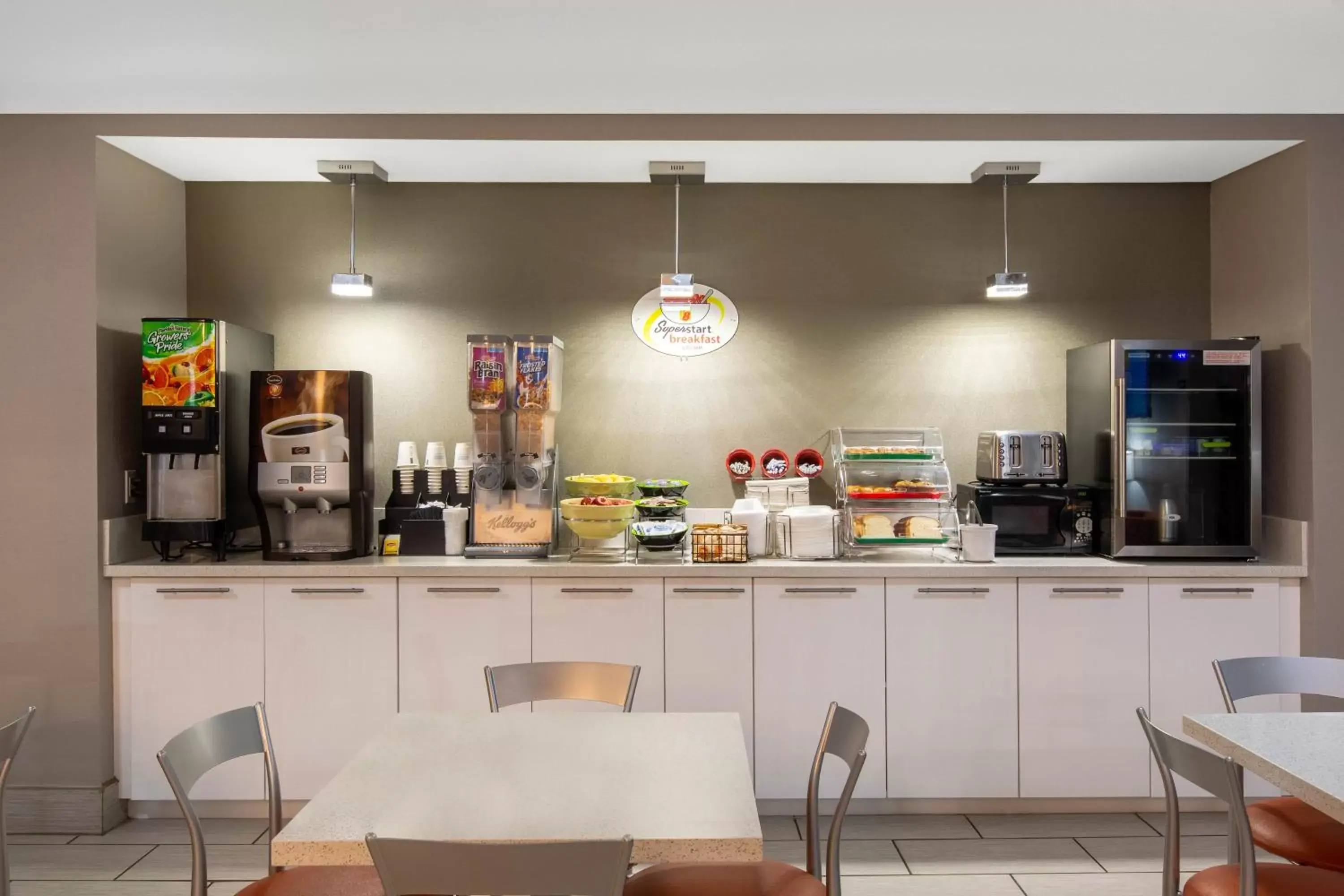 Breakfast, Restaurant/Places to Eat in Super 8 by Wyndham Ottawa