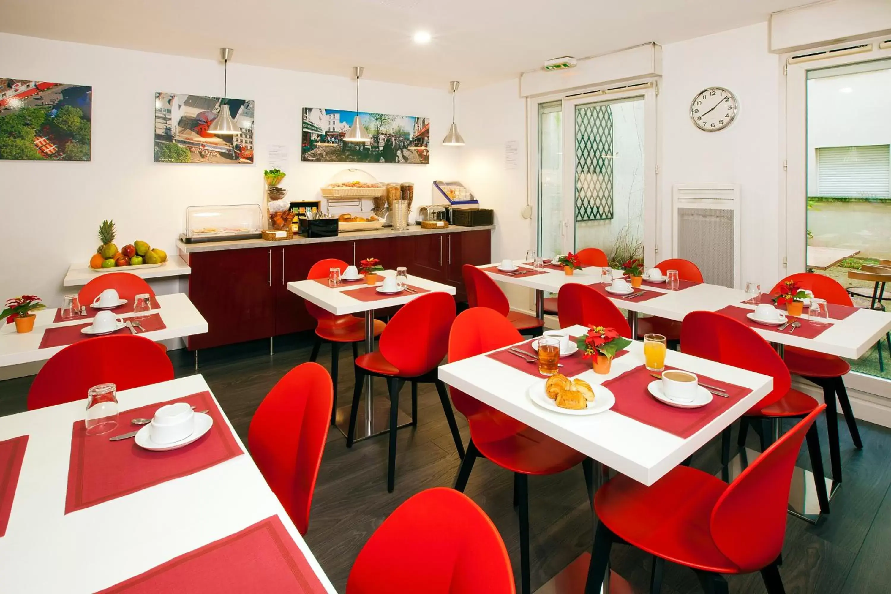 Restaurant/Places to Eat in Séjours & Affaires Pantin Charles De Gaulle