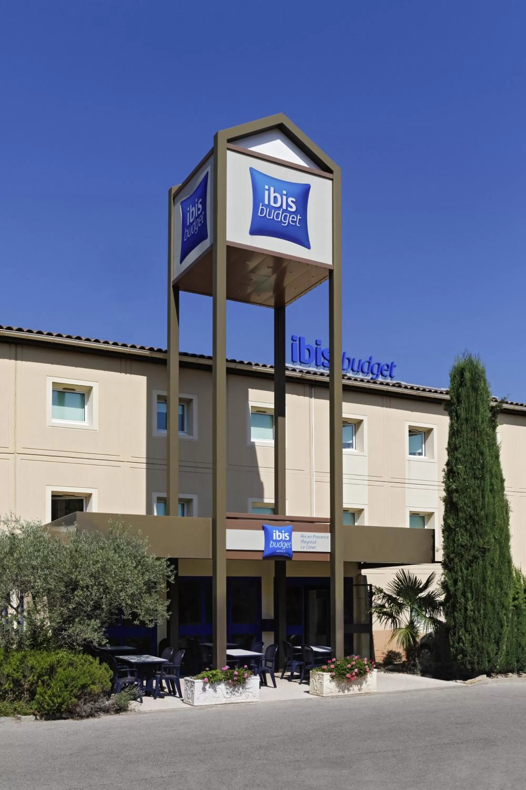 Facade/entrance in IBIS Budget Aix en Provence Est Le Canet