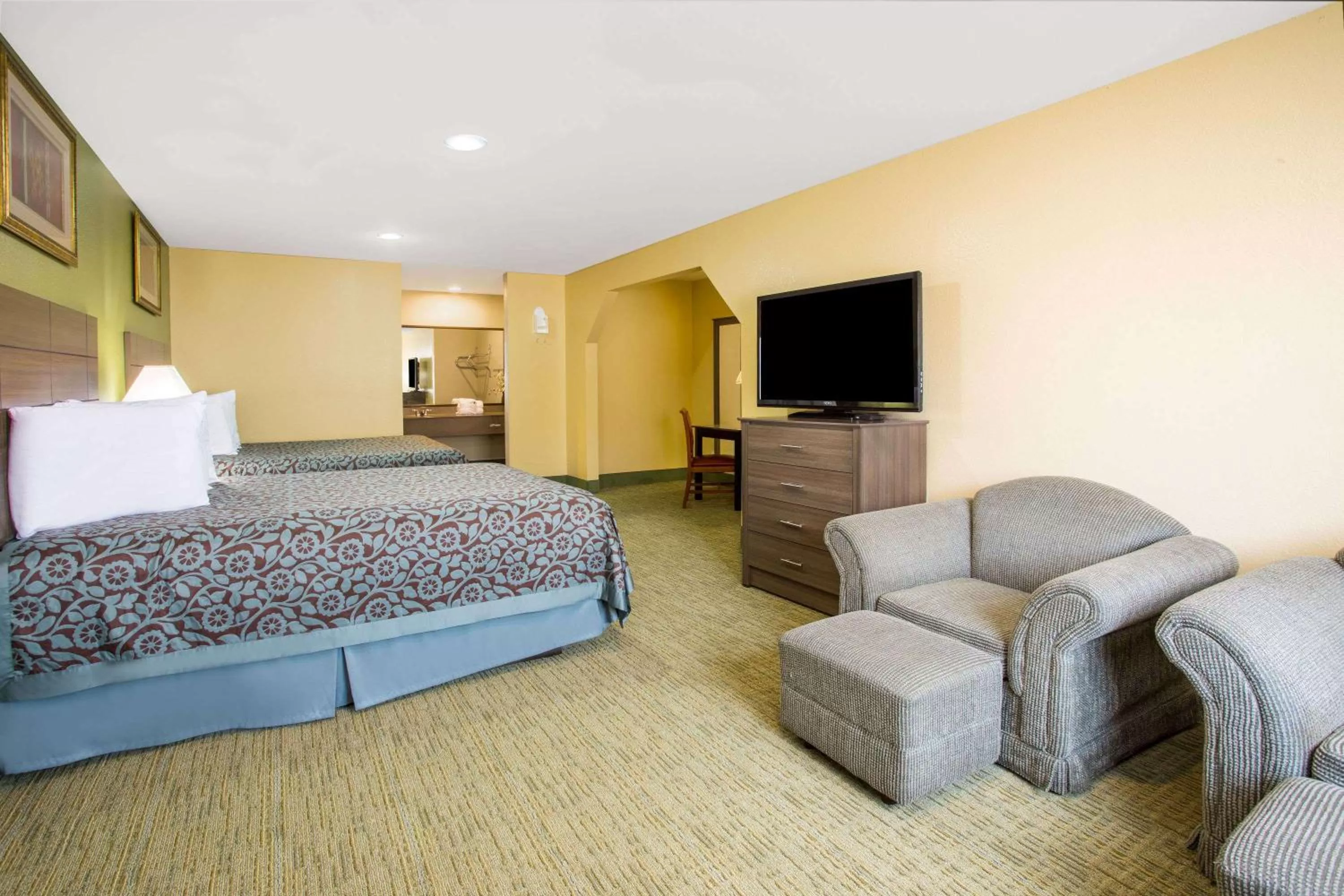 Photo of the whole room, Bed in Days Inn by Wyndham Abbeville