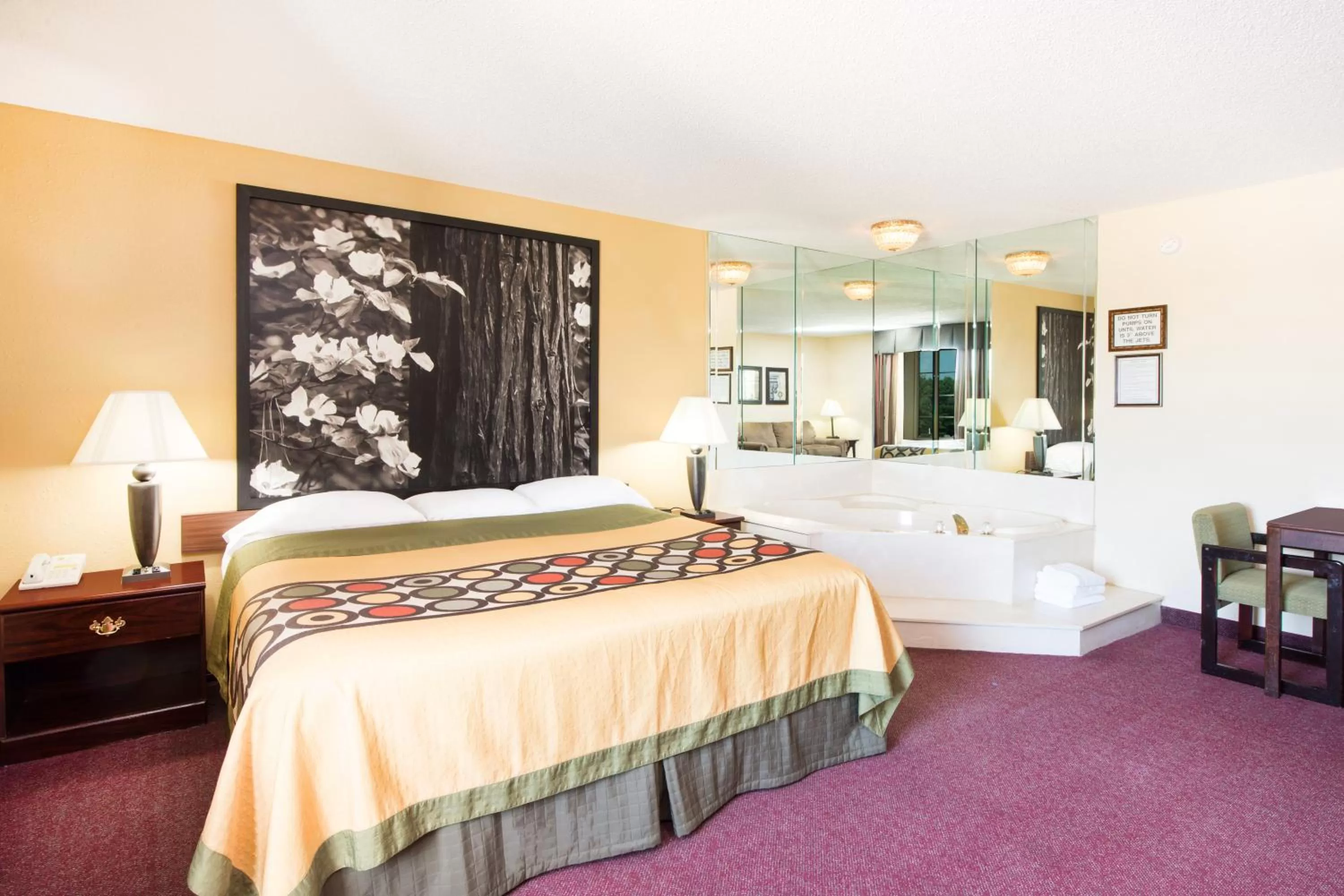 Photo of the whole room, Bed in Super 8 by Wyndham Lamar