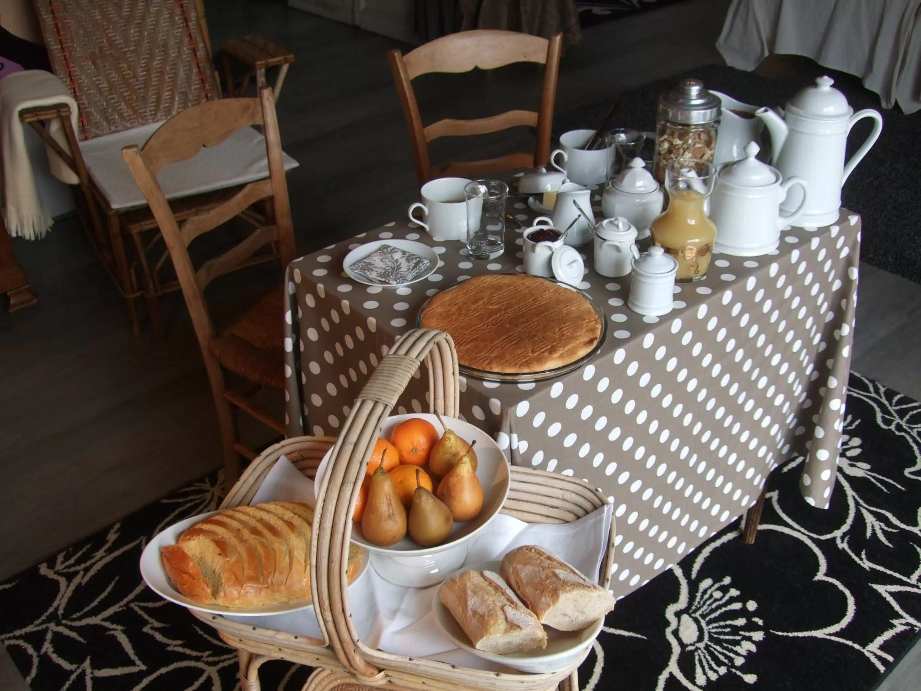Dining area in La Maison Salée